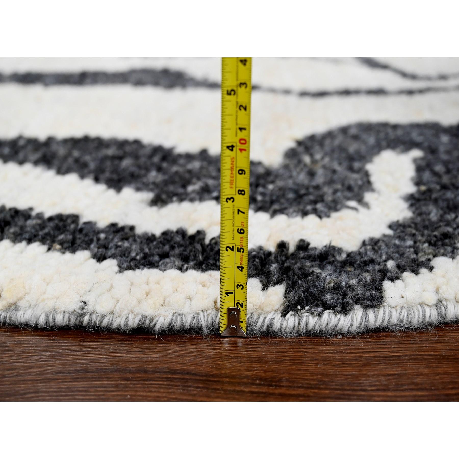 8'x8' Ivory with Black Hand Knotted Modern Design Wool Round Oriental Rug For Sale 1