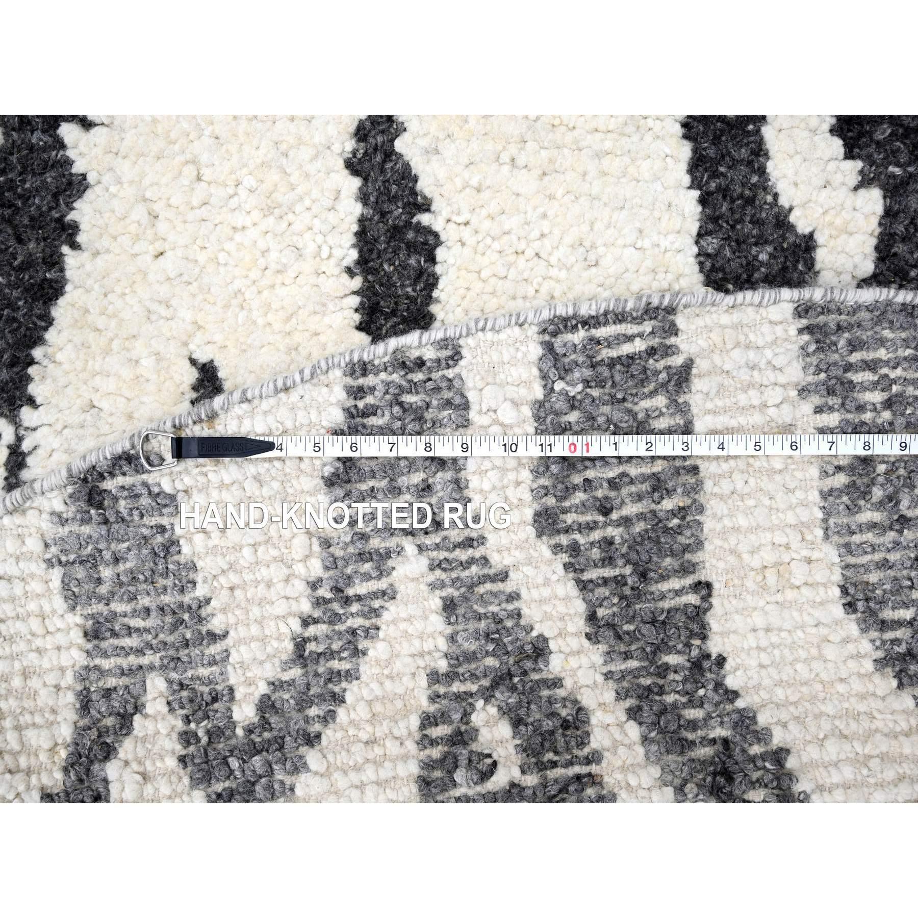 8'x8' Ivory with Black Hand Knotted Modern Design Wool Round Oriental Rug For Sale 2