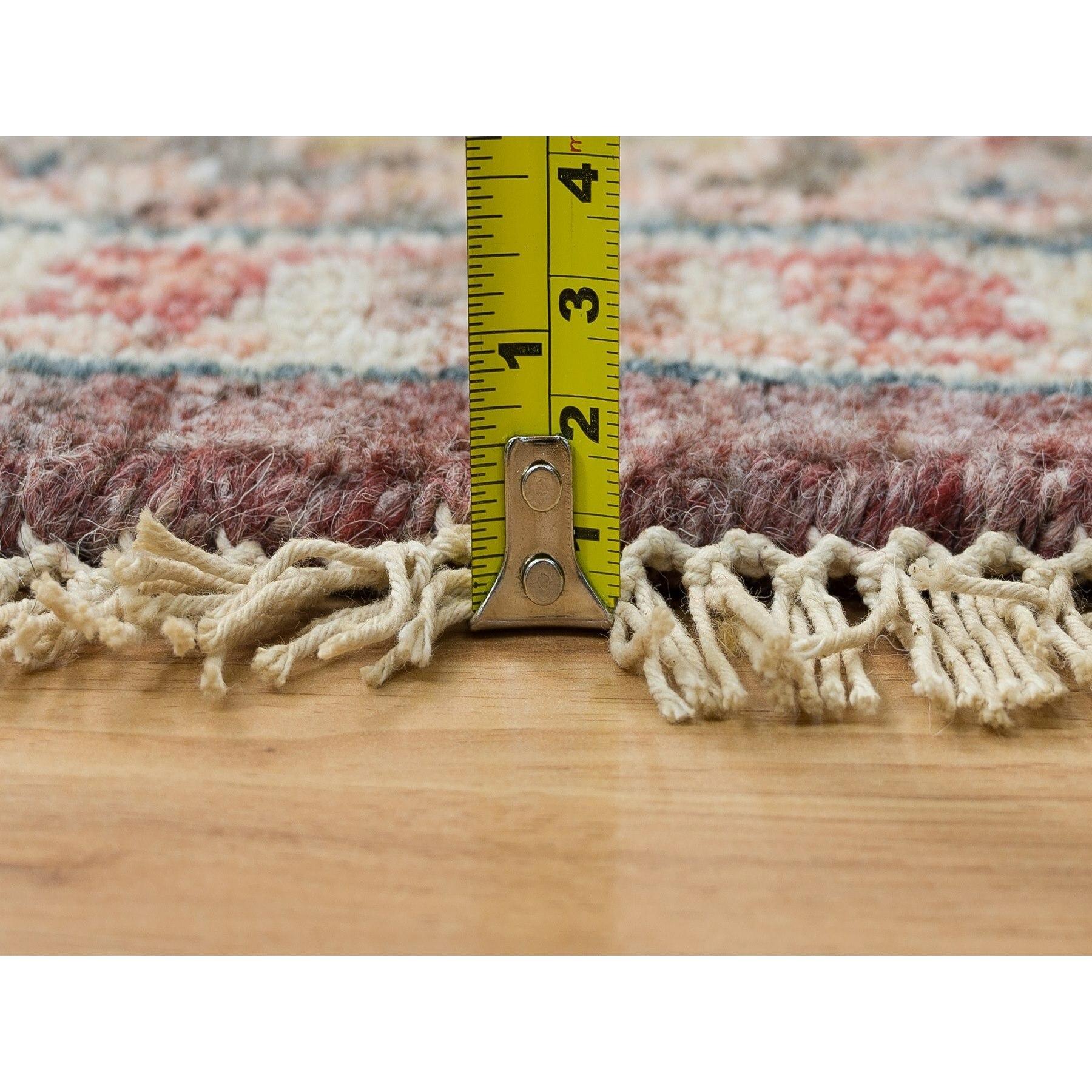 8'x8' Tapis oriental en laine douce Heriz Revival noué à la main, de couleur bourgogne clair en vente 2