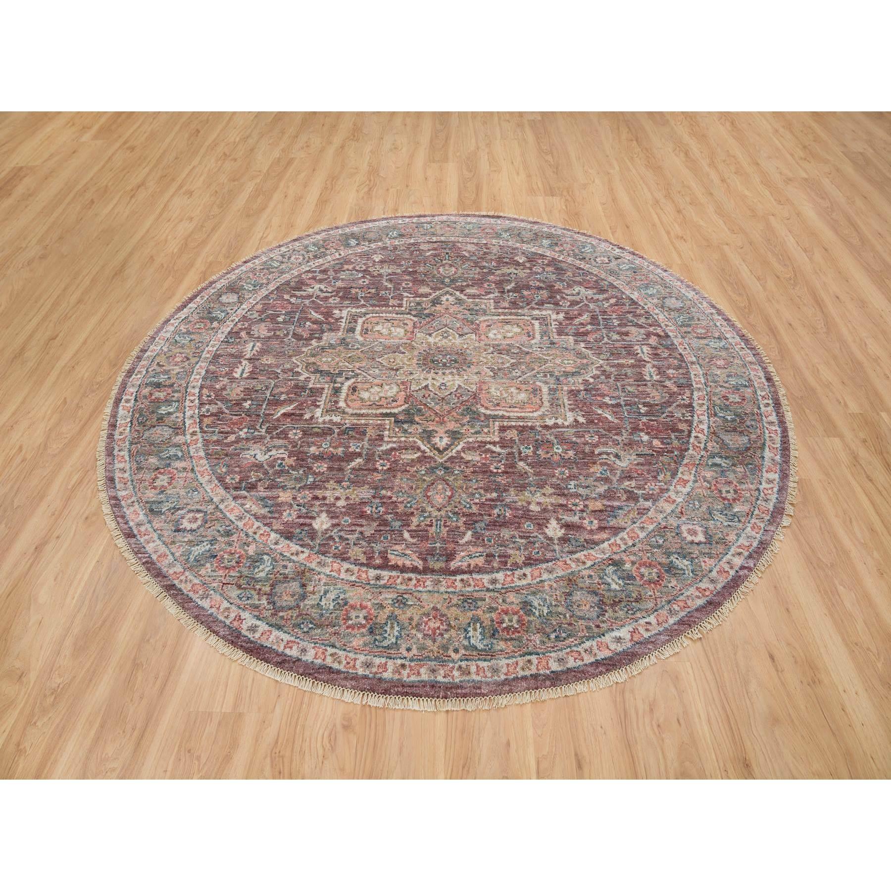 Il s'agit d'un véritable tapis oriental Heriz Revival en pure laine, noué à la main, unique en son genre. Il a été noué pendant des mois et des mois selon des techniques de tissage séculaires par des artisans experts.
Matières premières :
