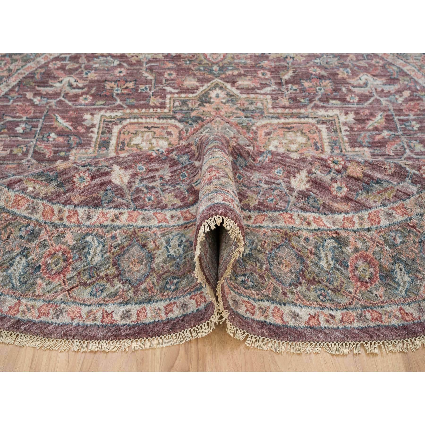 Noué à la main 8'x8' Tapis oriental en laine douce Heriz Revival noué à la main, de couleur bourgogne clair en vente