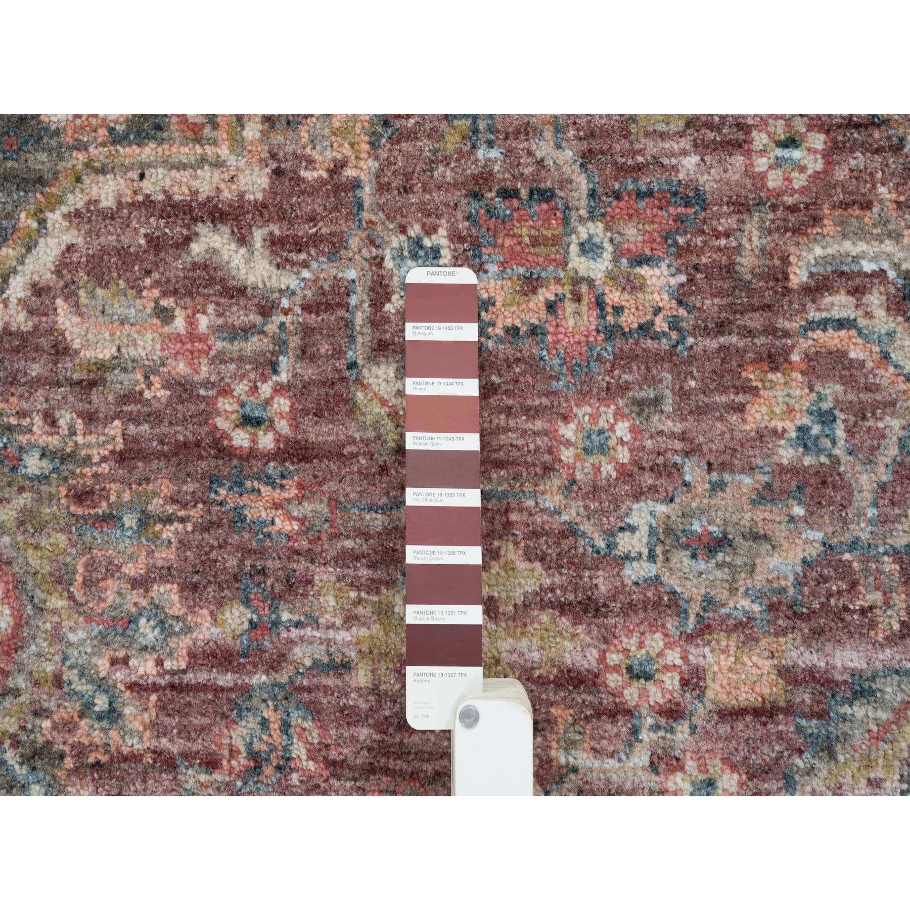 XXIe siècle et contemporain 8'x8' Tapis oriental en laine douce Heriz Revival noué à la main, de couleur bourgogne clair en vente