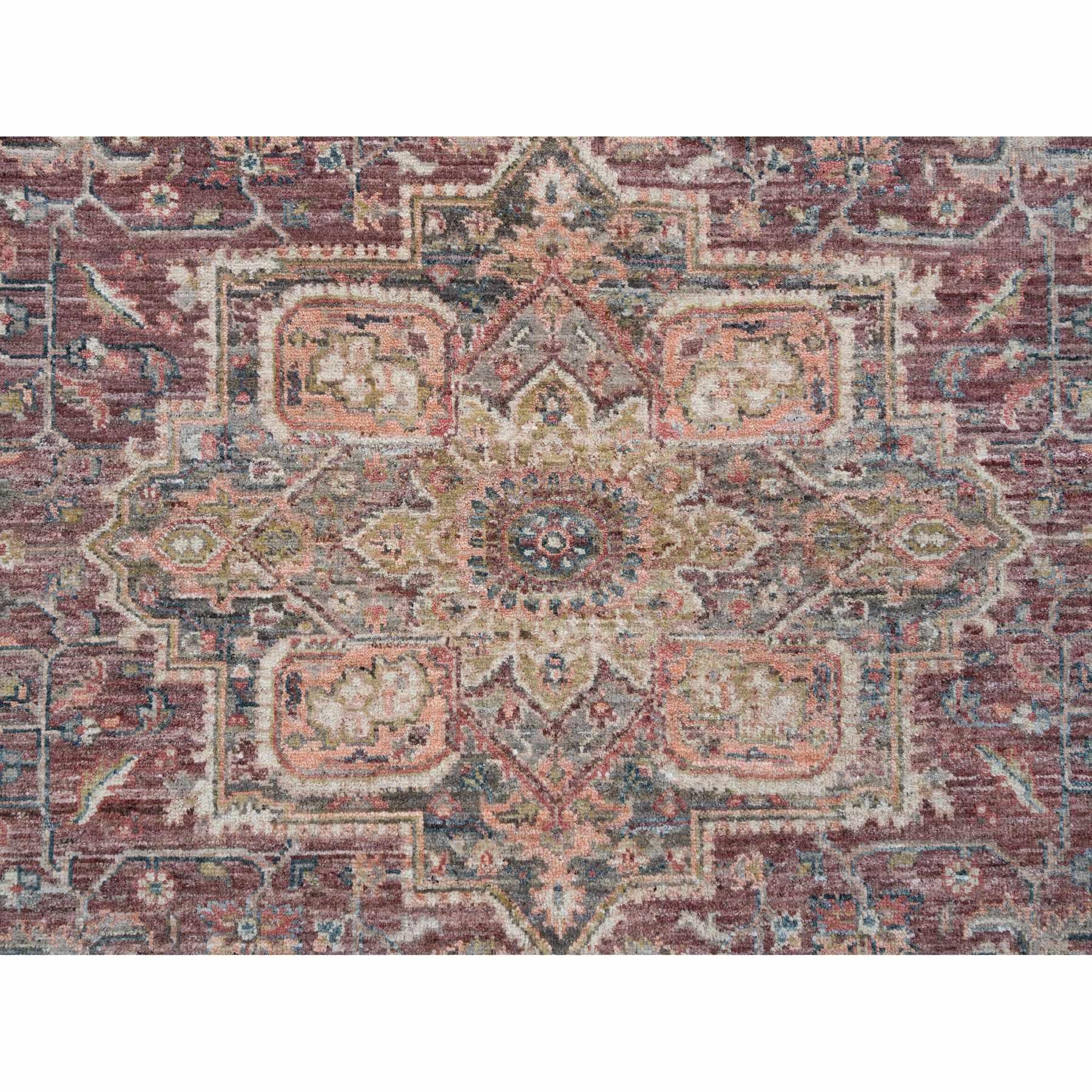 Laine 8'x8' Tapis oriental en laine douce Heriz Revival noué à la main, de couleur bourgogne clair en vente