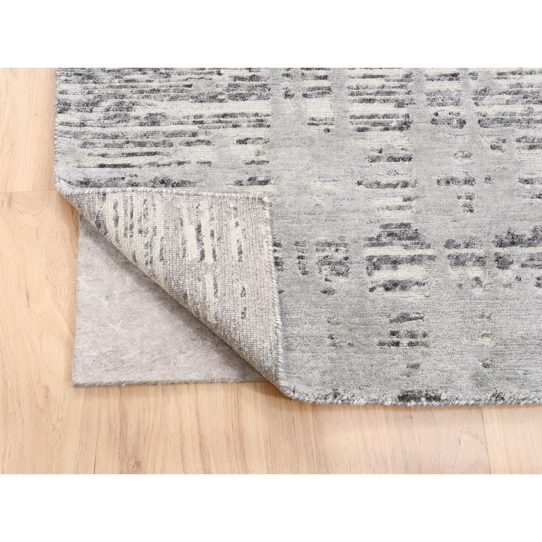 Annodato a mano 8'x8' Tappeto quadrato in lana annodato a mano, grigio chiaro, moderno con disegno a croce cancellato in vendita
