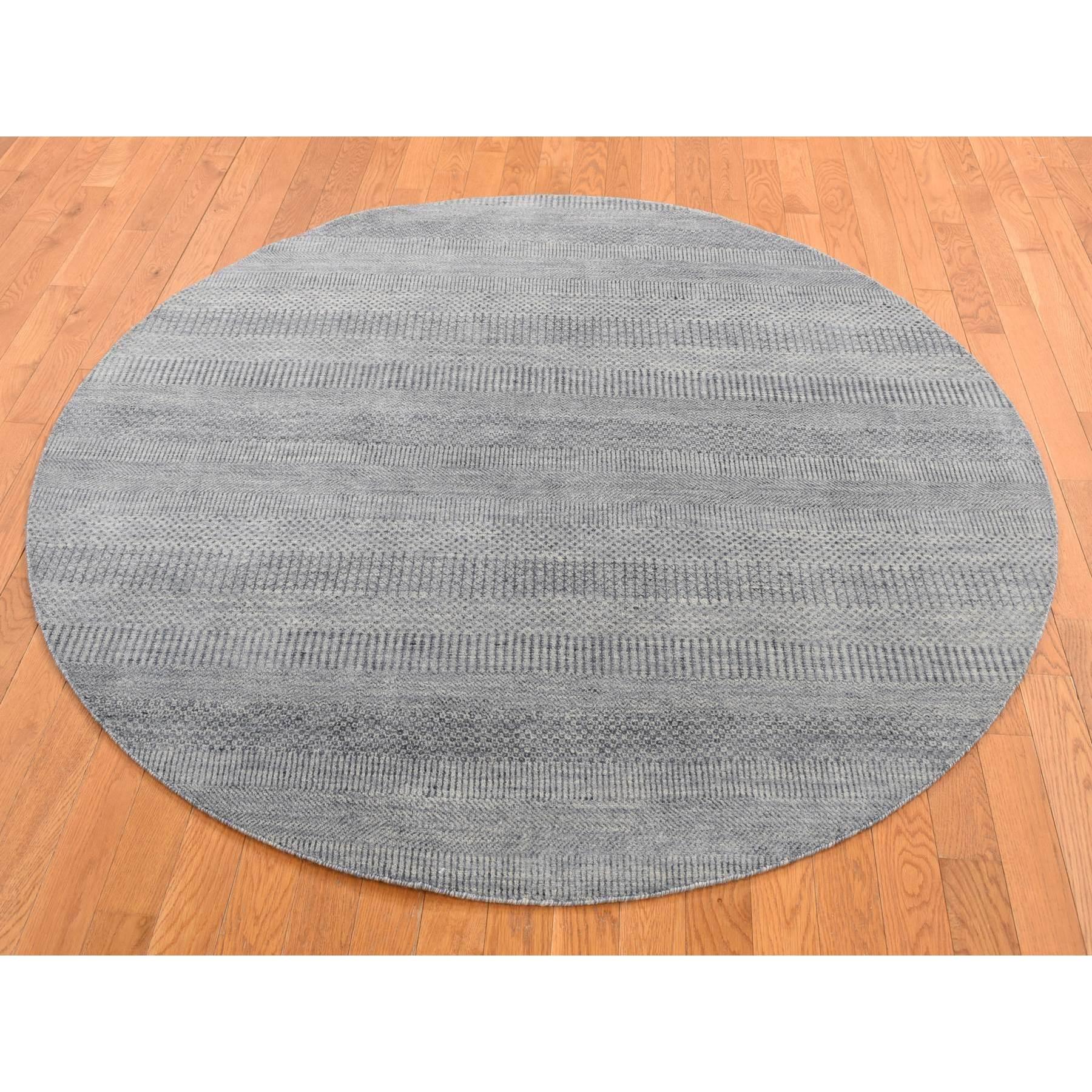 Nebliges Grau, Gras Design, 100% Wolle, Handgeknüpft, Runder Orientteppich
Primäre MATERIALIEN: Wolle
Latex: Kein Flor 
Höhe: 0,25 Zoll
Stil: Transitional
Grundfarbe: Grau
Sekundärfarben: Blau
Muster: Orientalisch