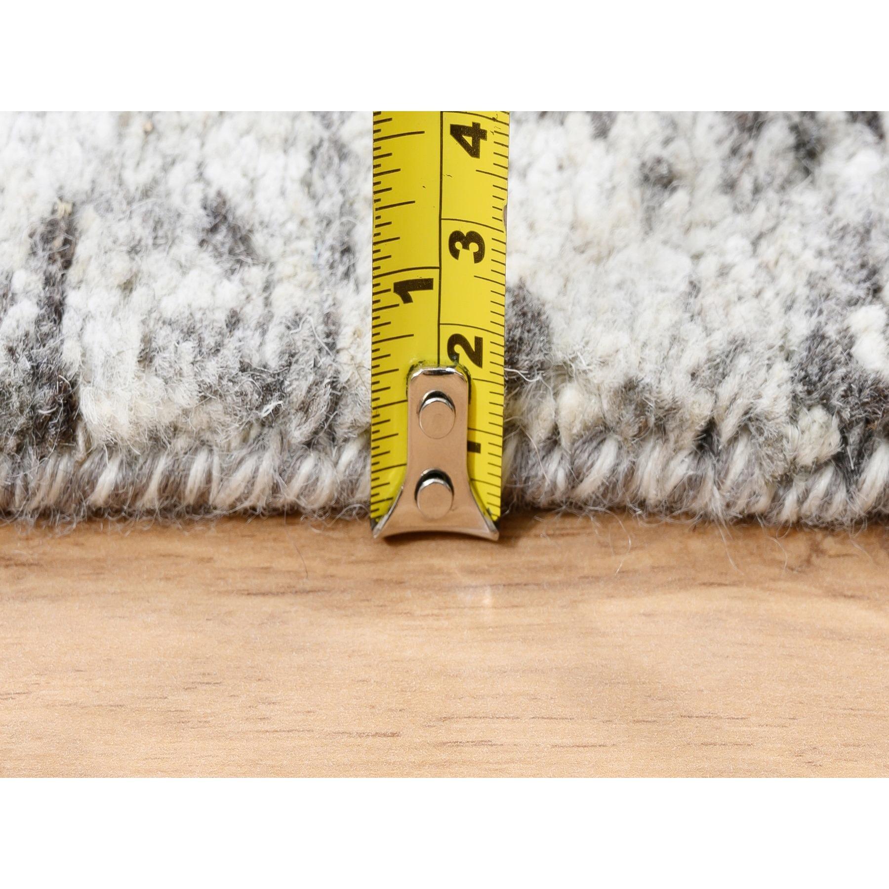 8'x8' Modern Hand Spun Undyed Natural Wool Handknotted Light Gray Square Rug im Angebot 3