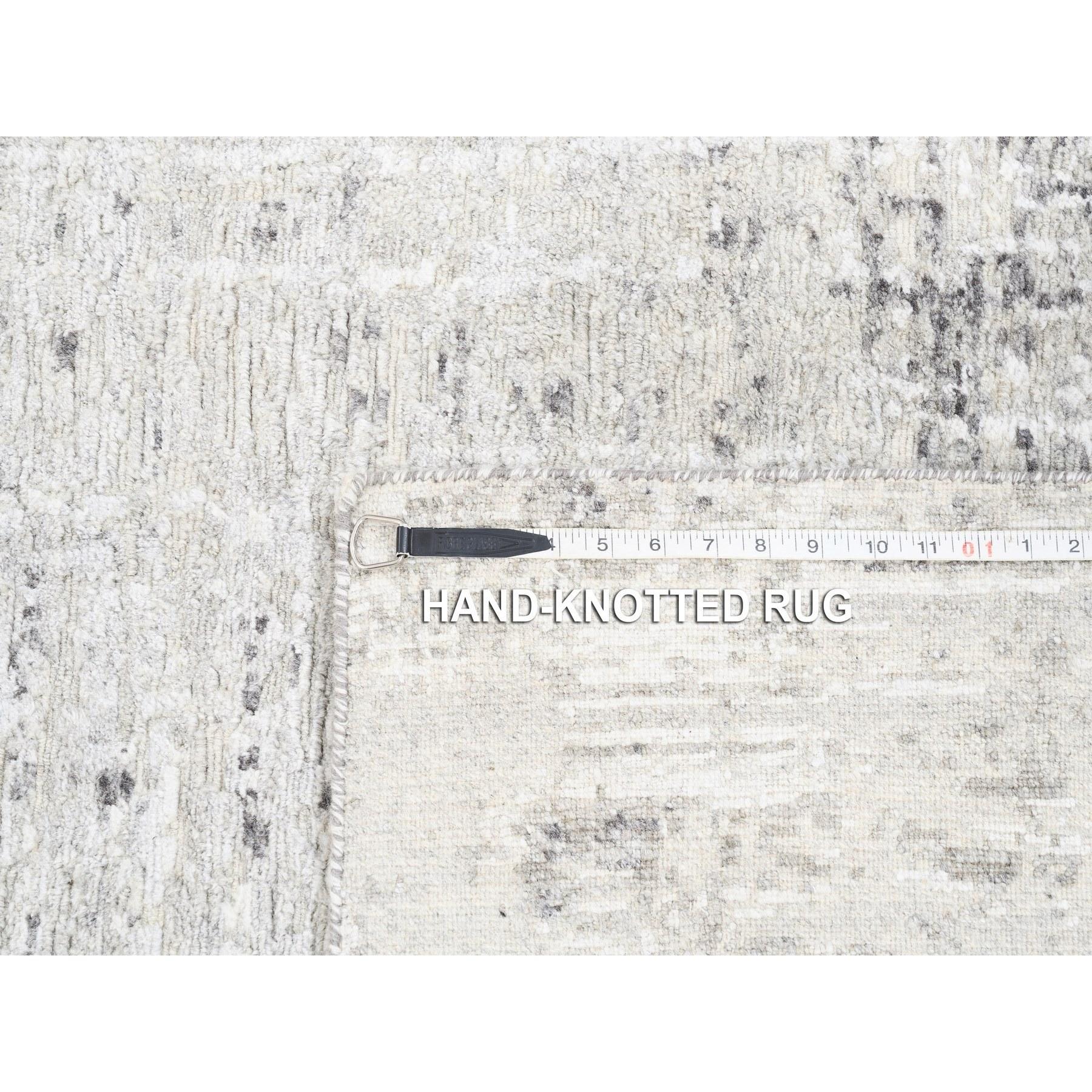 8'x8' Modern Hand Spun Undyed Natural Wool Handknotted Light Gray Square Rug im Angebot 5