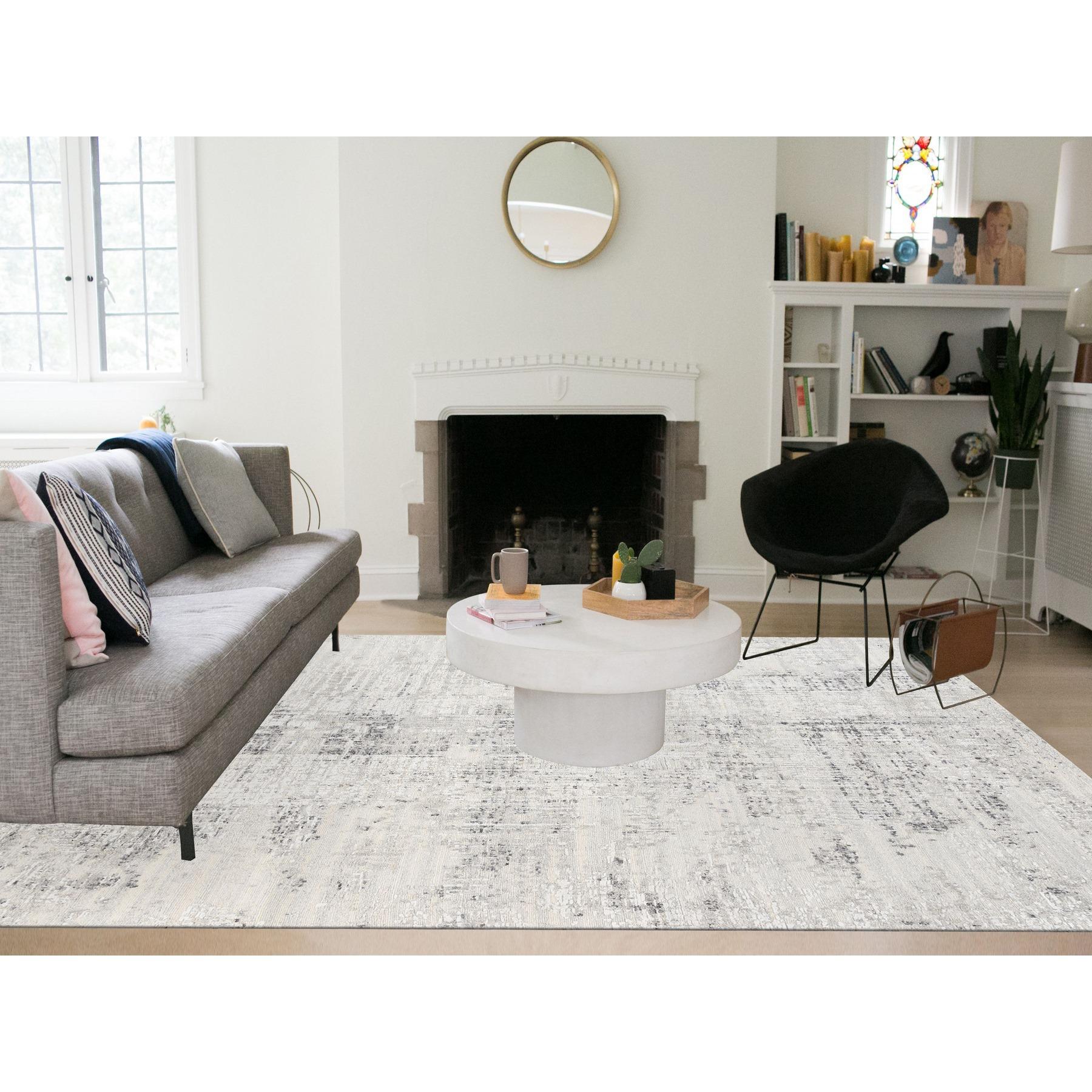 Dies ist eine wirklich echte one-of-a-kind Modern Hand Spun Ungefärbte Natürliche Wolle Cut And Loop Pile Hand geknüpft Light Gray Oriental Square Rug. Es wurde monatelang in der jahrhundertealten persischen Webkunst von erfahrenen Artisten