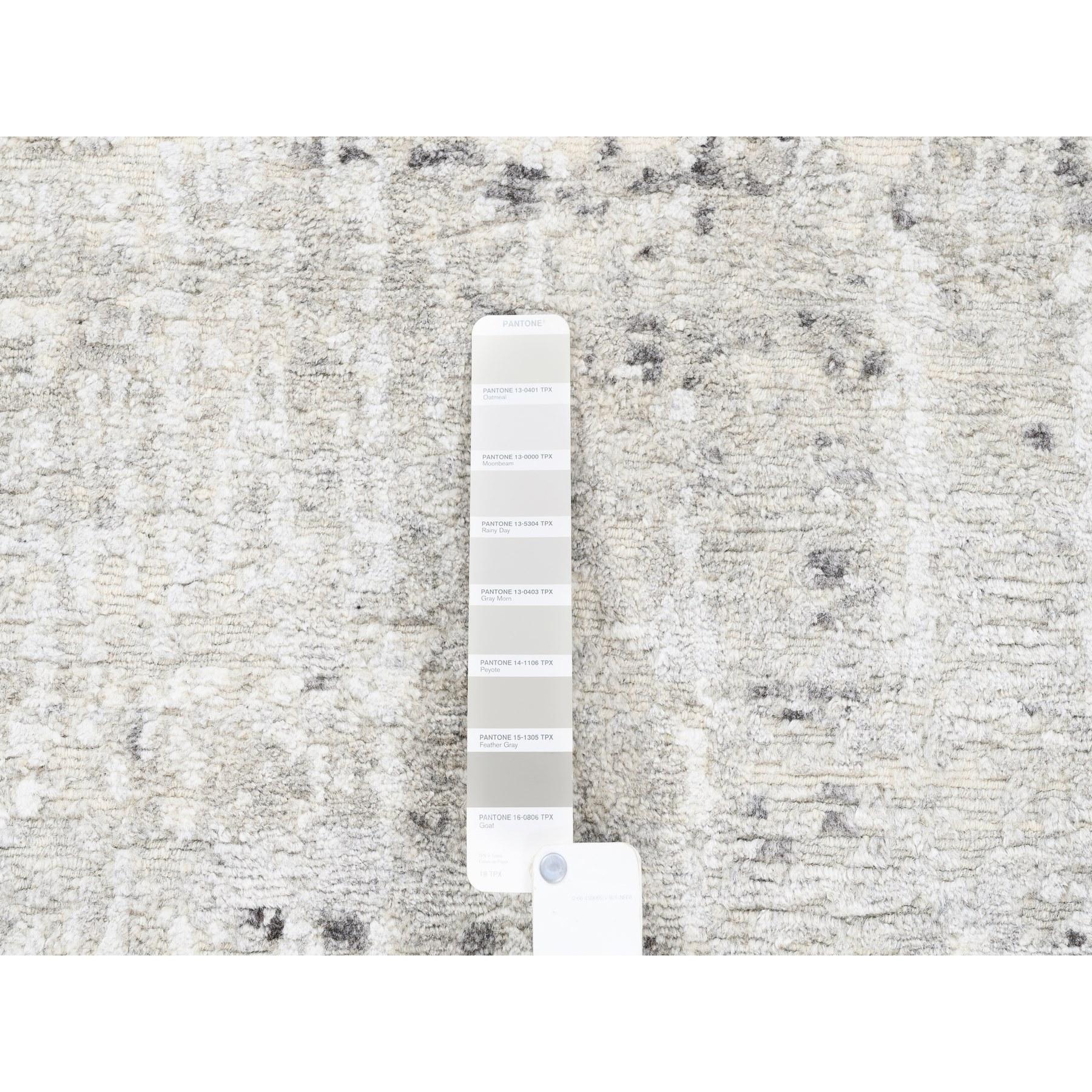 8'x8' Modern Hand Spun Undyed Natural Wool Handknotted Light Gray Square Rug (Wolle) im Angebot