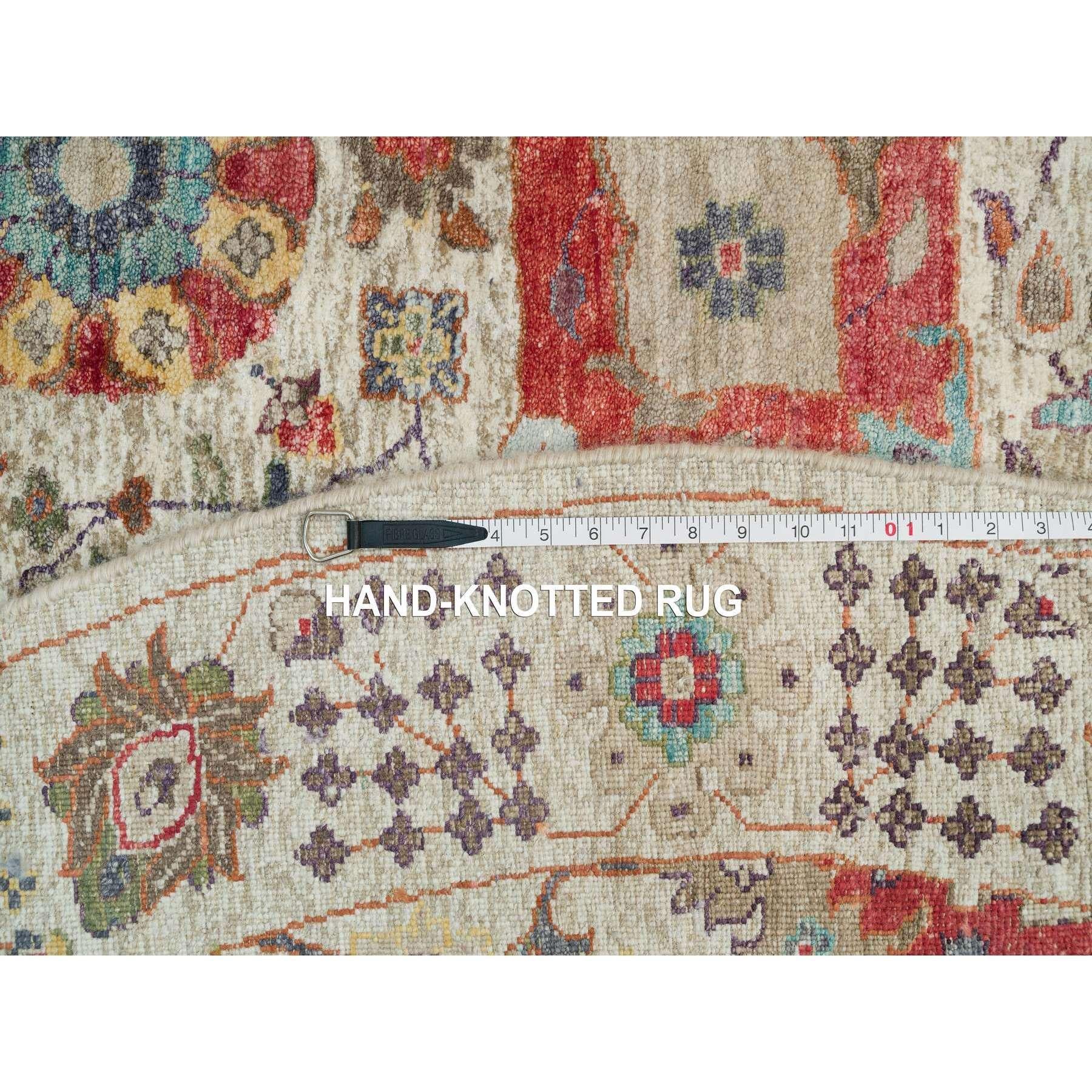 8'x8' Tappeto rotondo Old Lace White annodato a mano in seta e lana con vaso Tebraz in vendita 3