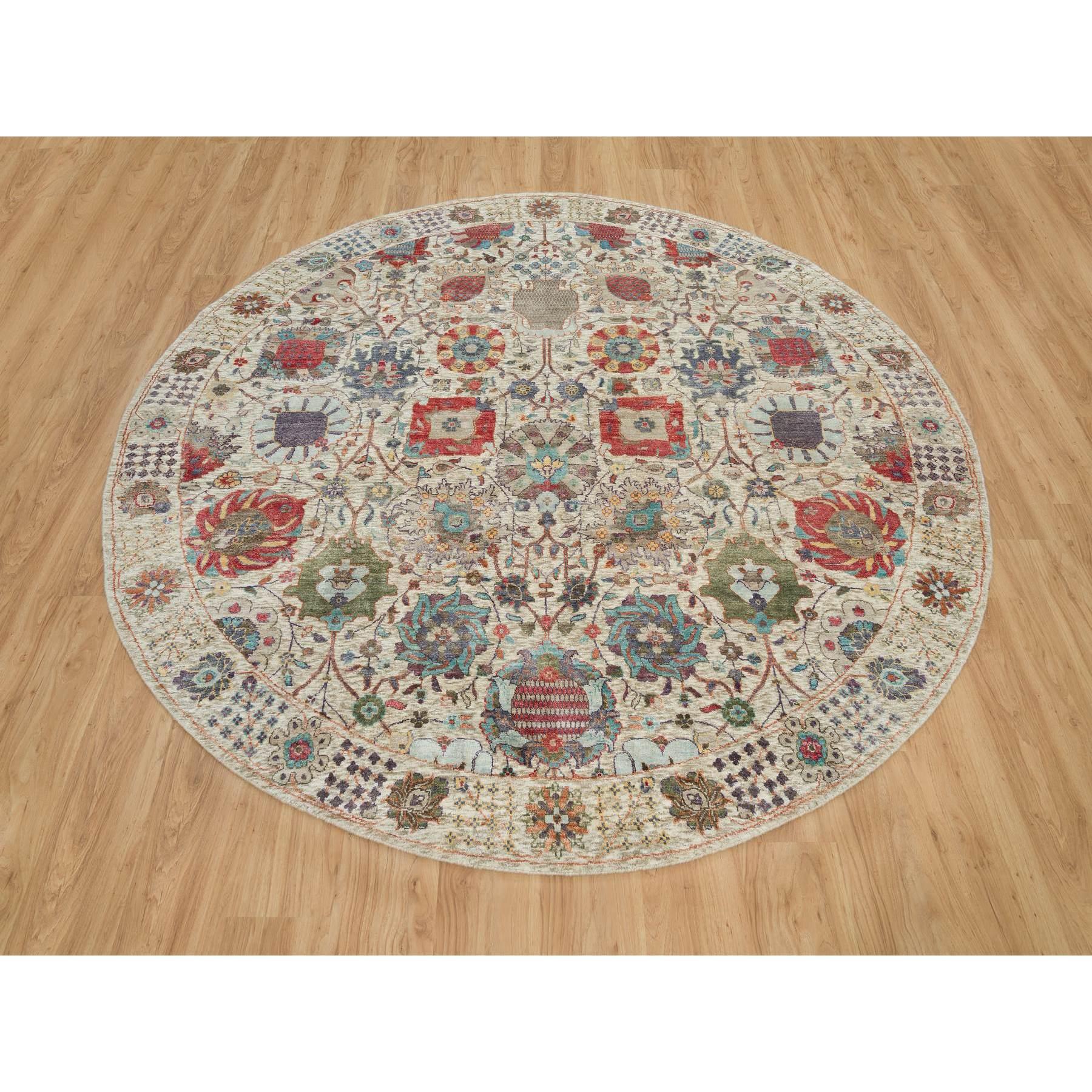 Si tratta di un autentico tappeto orientale Beige, Seta e Lana annodato a mano, con disegno a vaso Tabriz, unico nel suo genere. È stato annodato per mesi e mesi con tecniche di tessitura secolari da esperti artigiani.
Materiali primari: Lana e