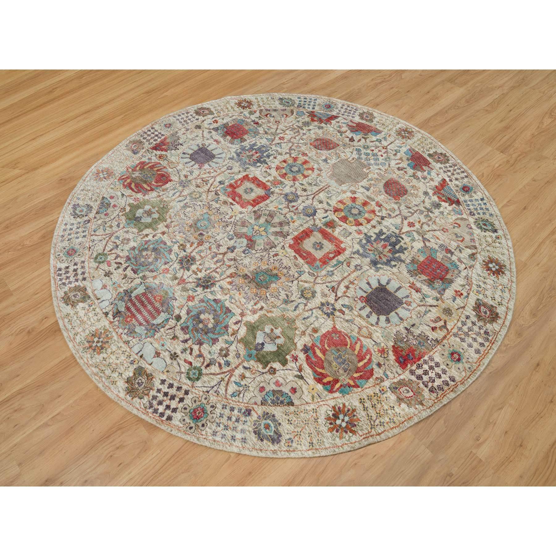 Tabriz 8'x8' Tappeto rotondo Old Lace White annodato a mano in seta e lana con vaso Tebraz in vendita