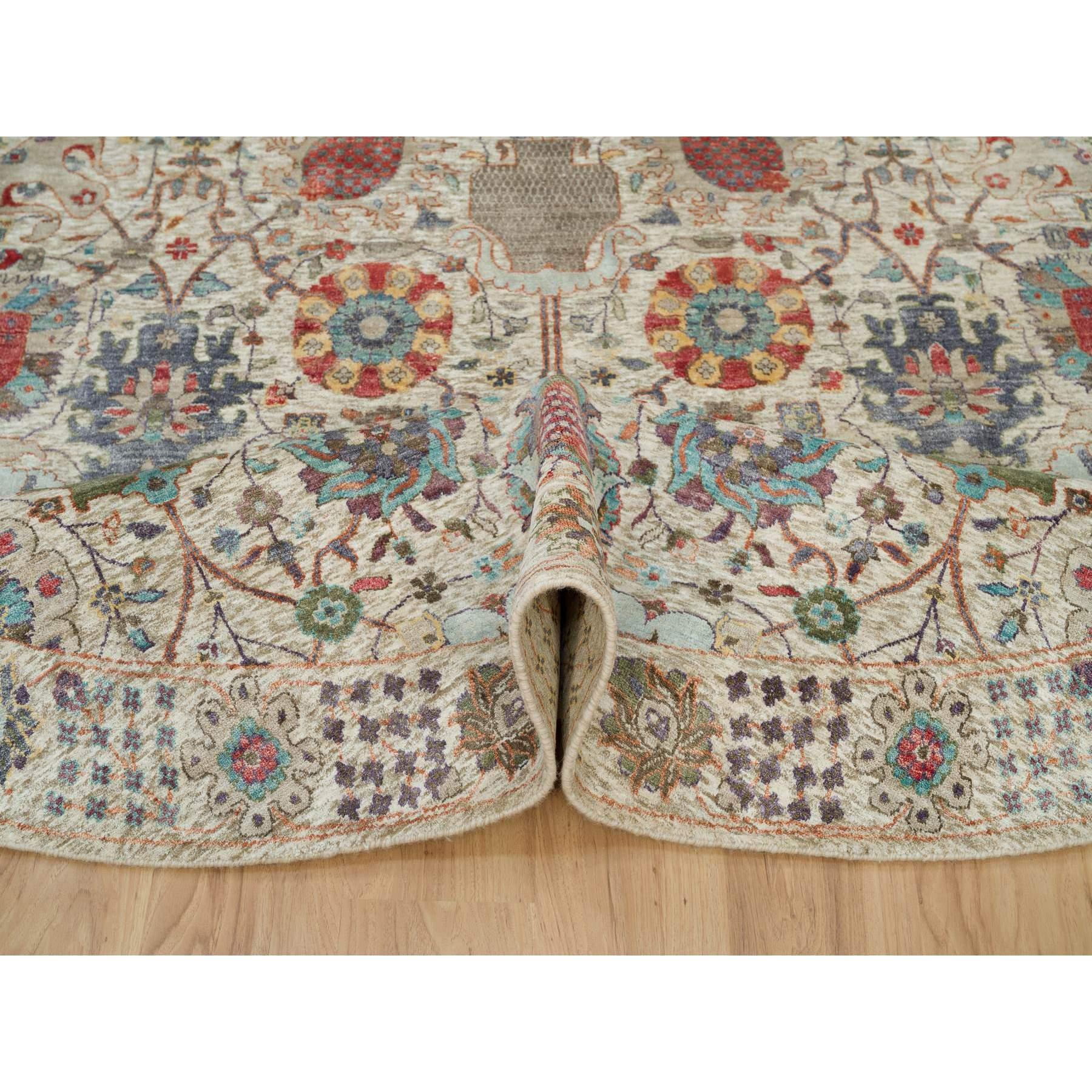 Annodato a mano 8'x8' Tappeto rotondo Old Lace White annodato a mano in seta e lana con vaso Tebraz in vendita