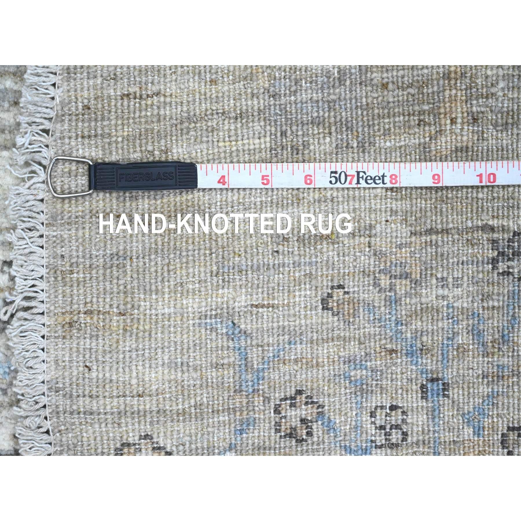 Tapis rond en laine nouée à la main 8'x8' gris huître Willow and Cypress Tree Design en vente 3