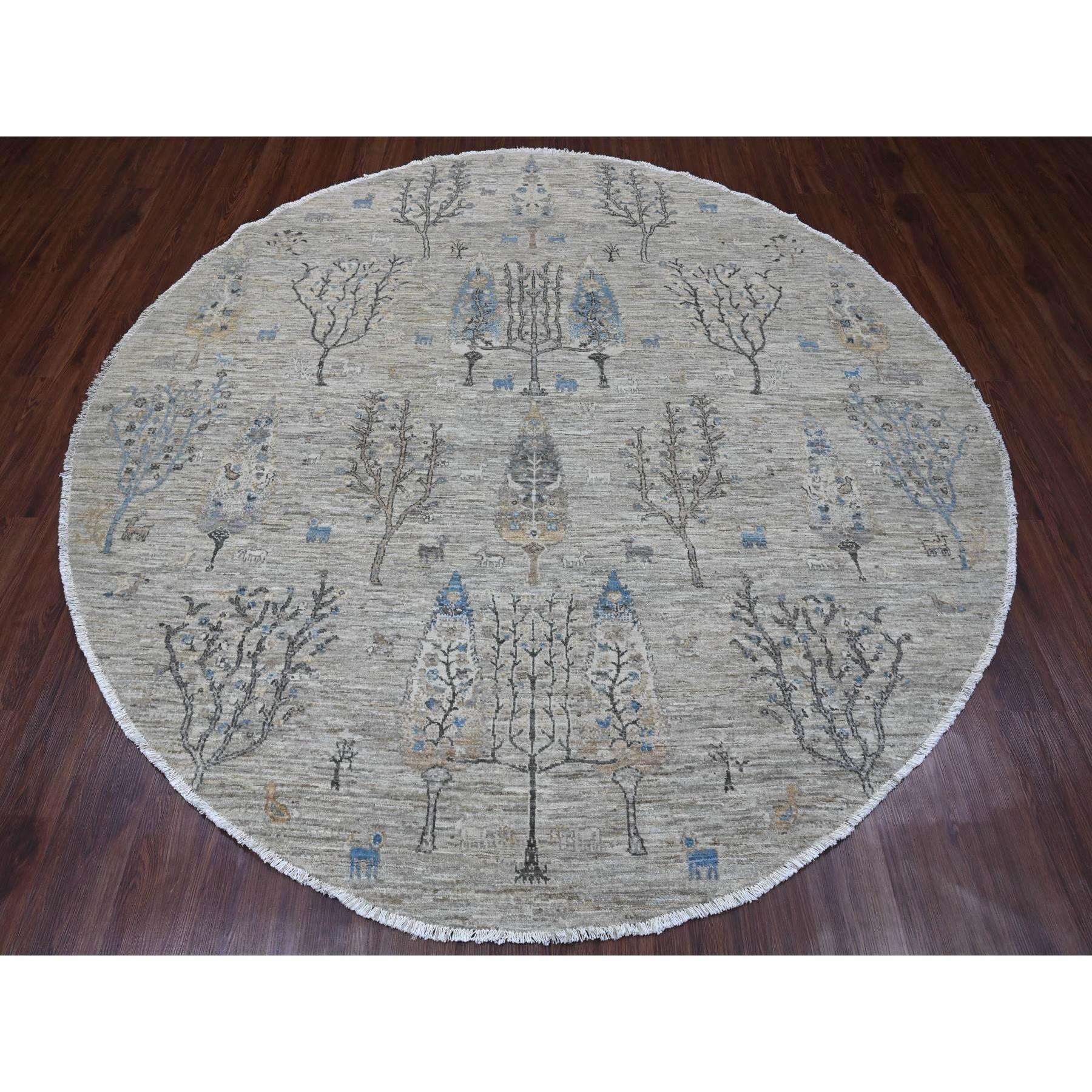 Gris huître avec des couleurs douces, Peshawar, design de saule et de cyprès, noué à la main, densément tissé, 100% laine, rond, tapis oriental
Matières premières : Laine
Latex : Pas de poils 
hauteur : 0,25 pouces
Style : Transitionnel
Couleur