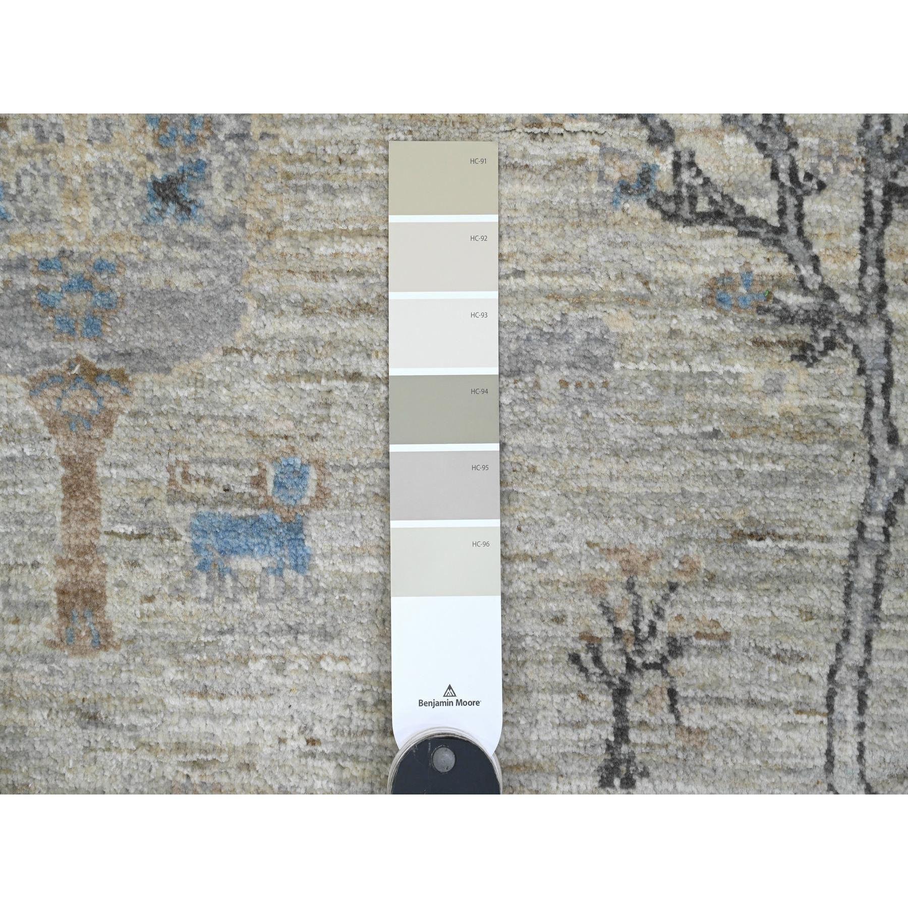 XXIe siècle et contemporain Tapis rond en laine nouée à la main 8'x8' gris huître Willow and Cypress Tree Design en vente