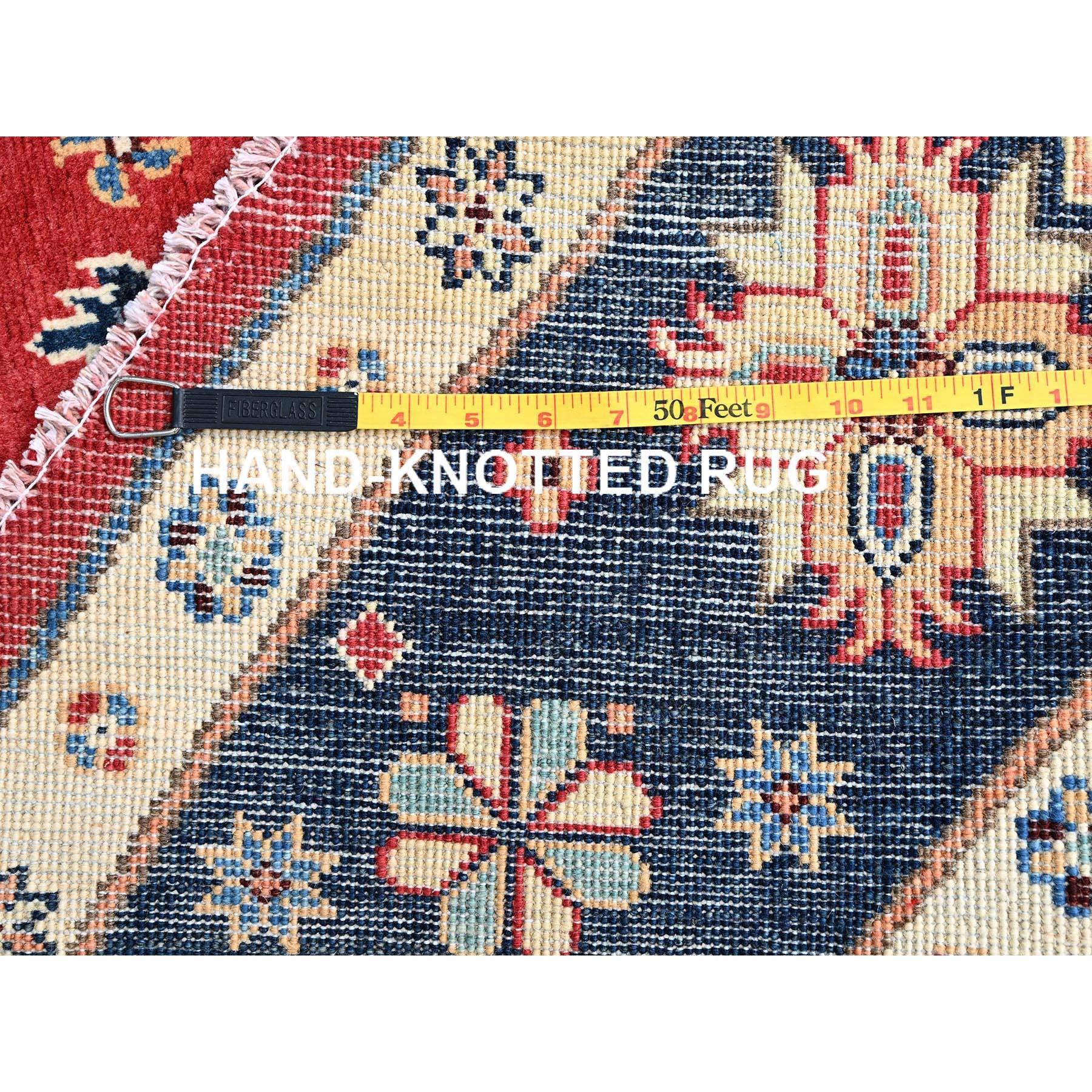 8'x8' Roter, handgeknüpfter, dicht gewebter, runder Teppich mit speziellen Kazak-Medaillons im Angebot 2