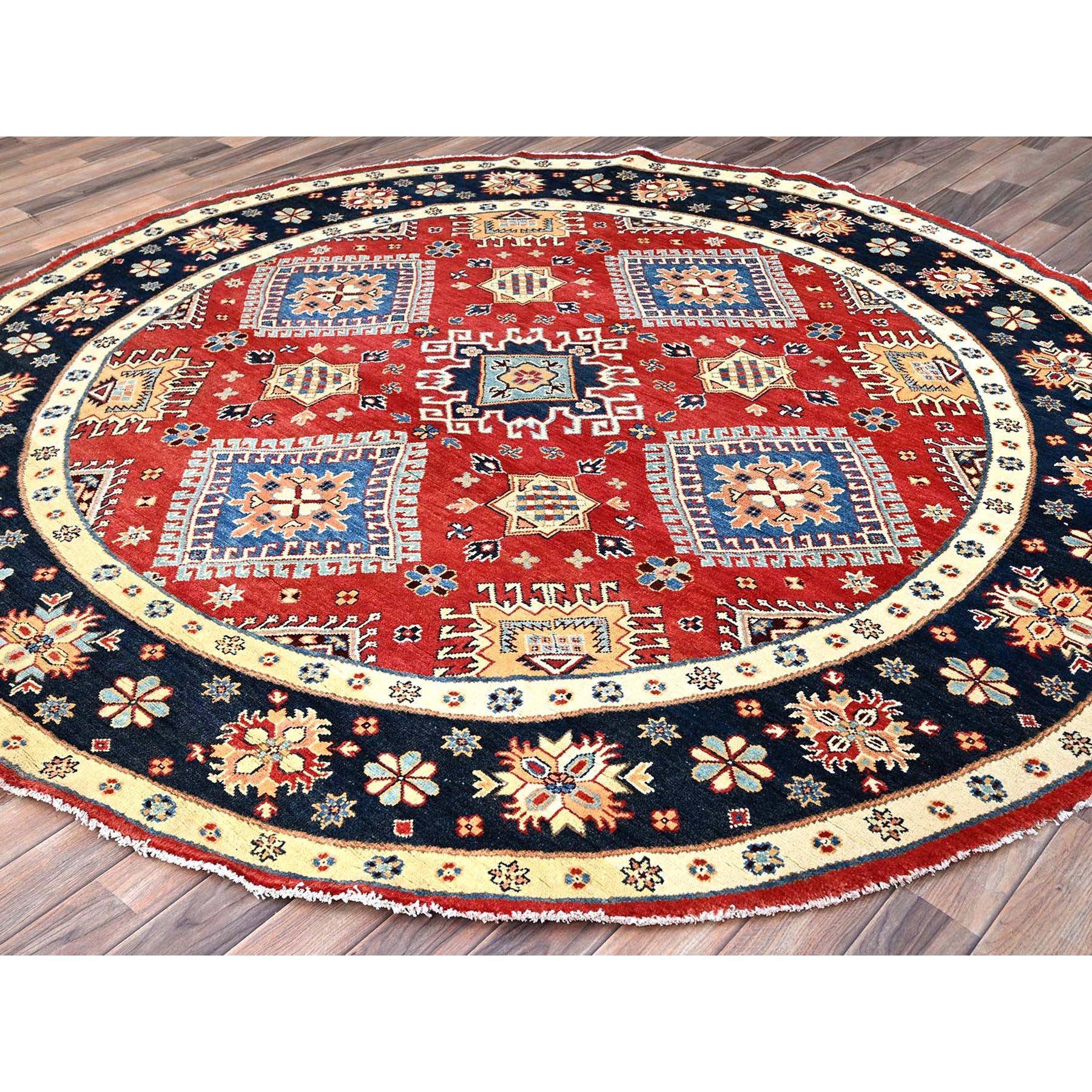 8'x8' Roter, handgeknüpfter, dicht gewebter, runder Teppich mit speziellen Kazak-Medaillons (Kasachisch) im Angebot
