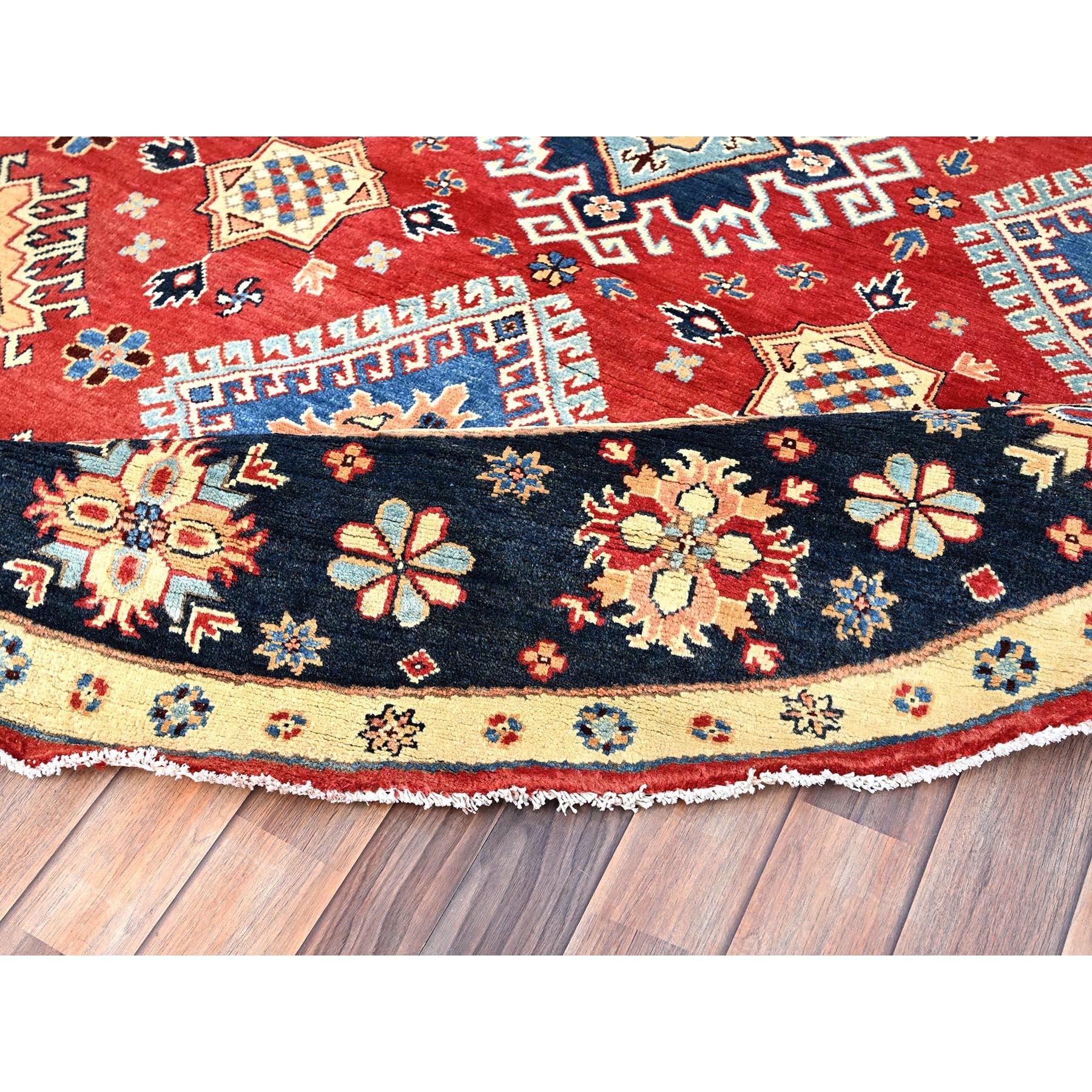 8'x8' Roter, handgeknüpfter, dicht gewebter, runder Teppich mit speziellen Kazak-Medaillons (Afghanisch) im Angebot