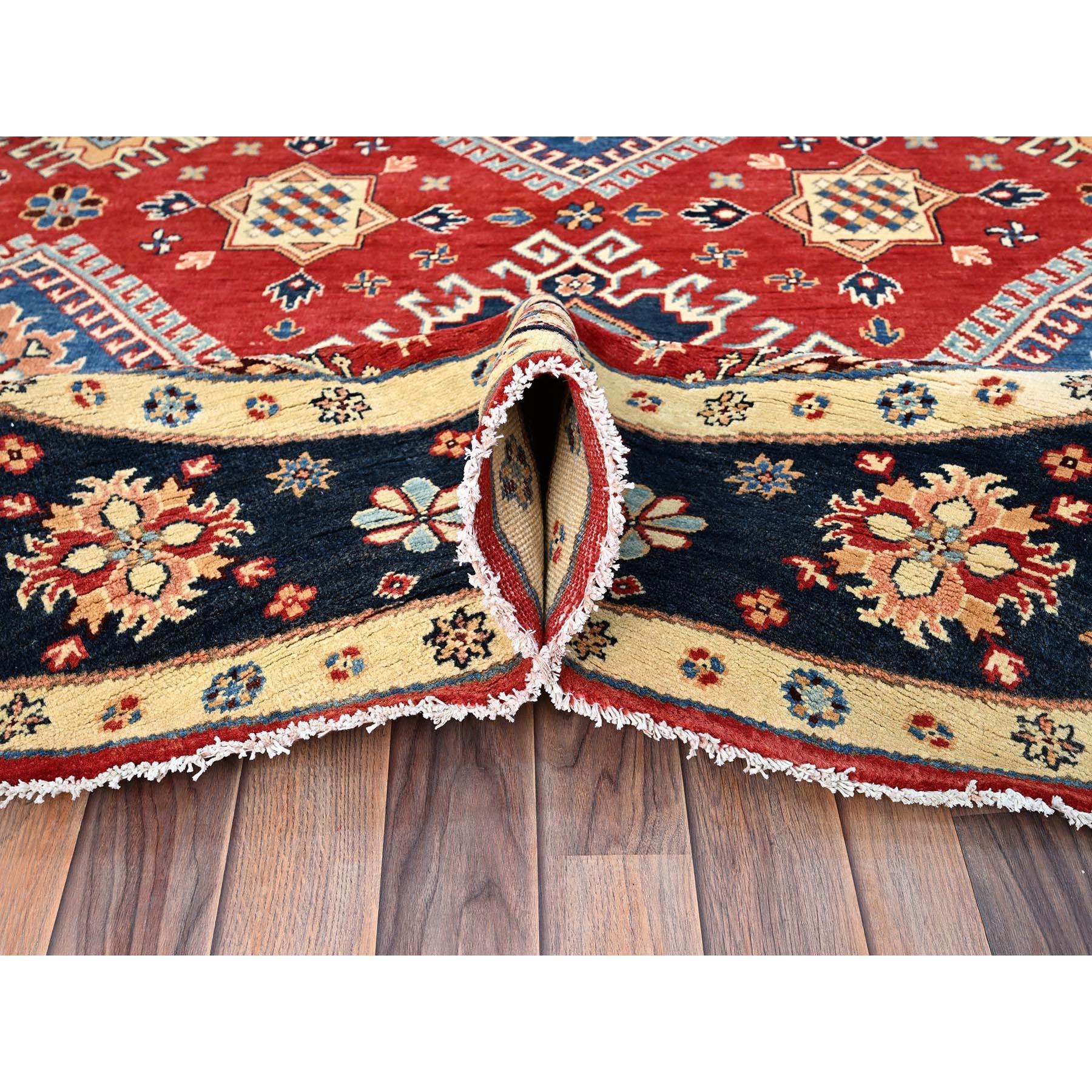 8'x8' Roter, handgeknüpfter, dicht gewebter, runder Teppich mit speziellen Kazak-Medaillons (Handgewebt) im Angebot