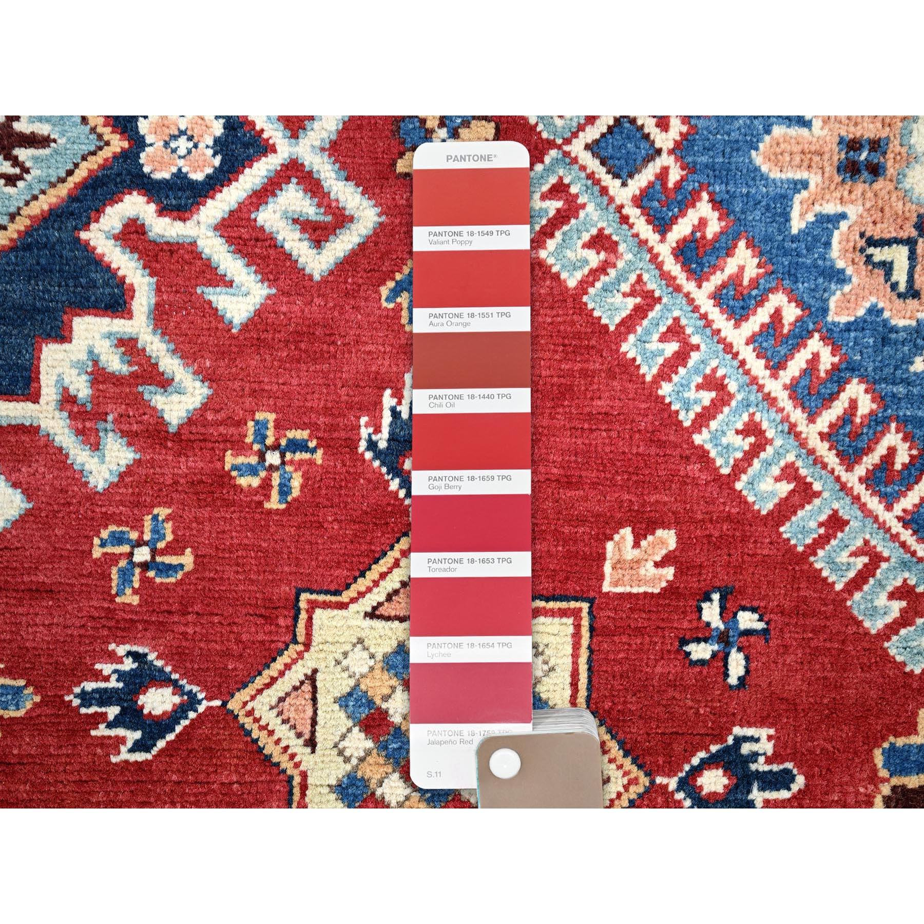 8'x8' Roter, handgeknüpfter, dicht gewebter, runder Teppich mit speziellen Kazak-Medaillons im Zustand „Neu“ im Angebot in Carlstadt, NJ