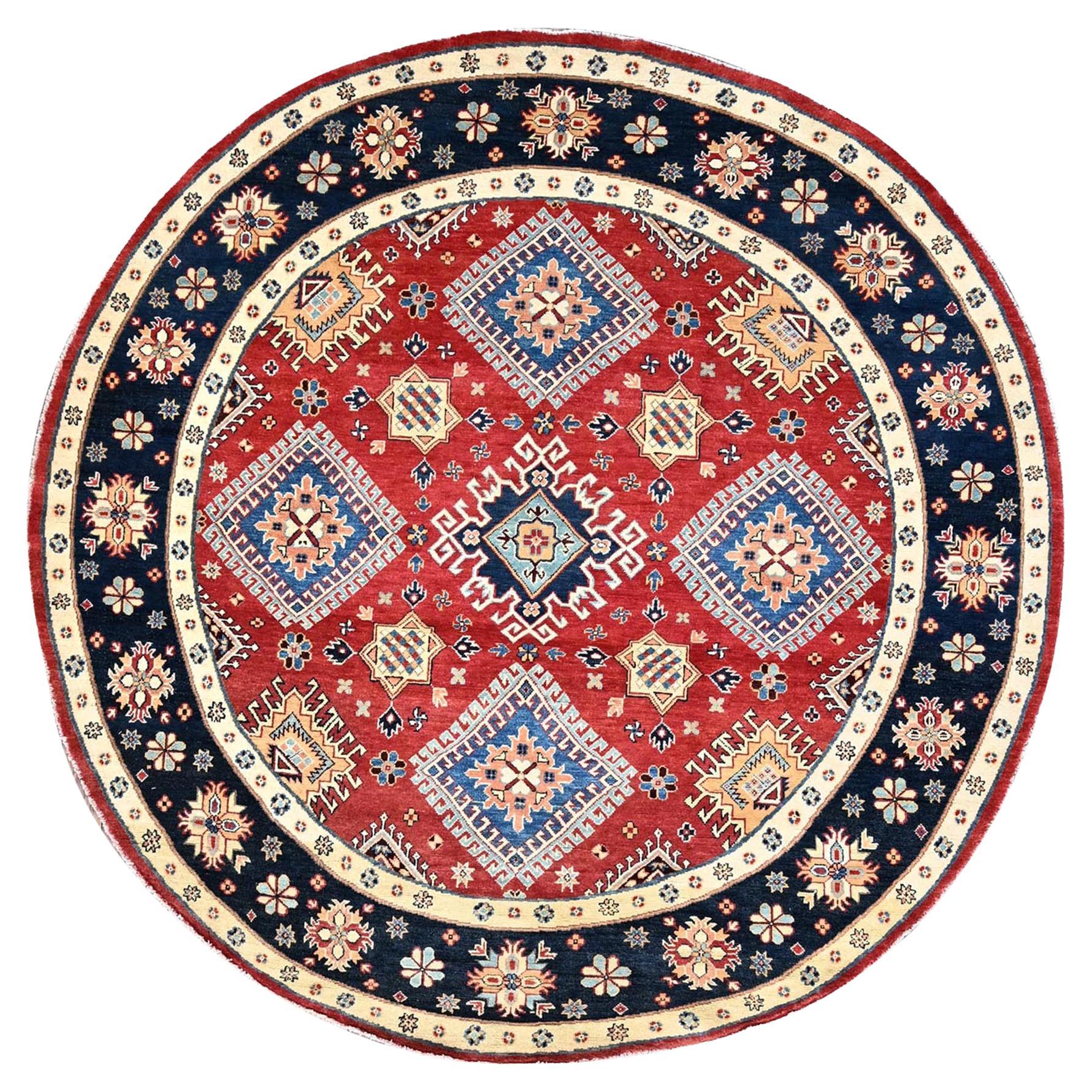 8'x8' Roter, handgeknüpfter, dicht gewebter, runder Teppich mit speziellen Kazak-Medaillons