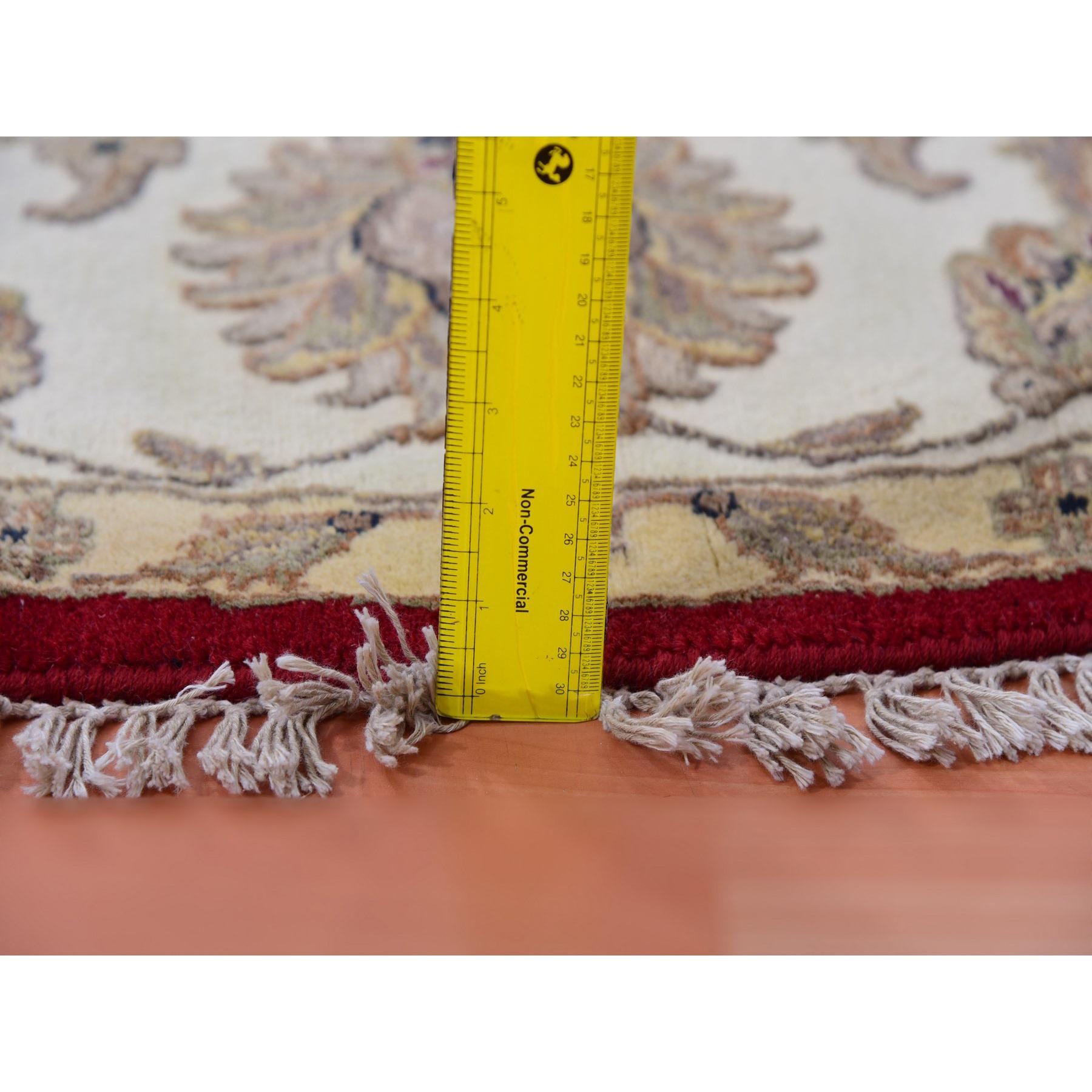 8'x8' Tapis rond en laine et soie rouge noué à la main Rajasthan Design Leaf Pattern en vente 2