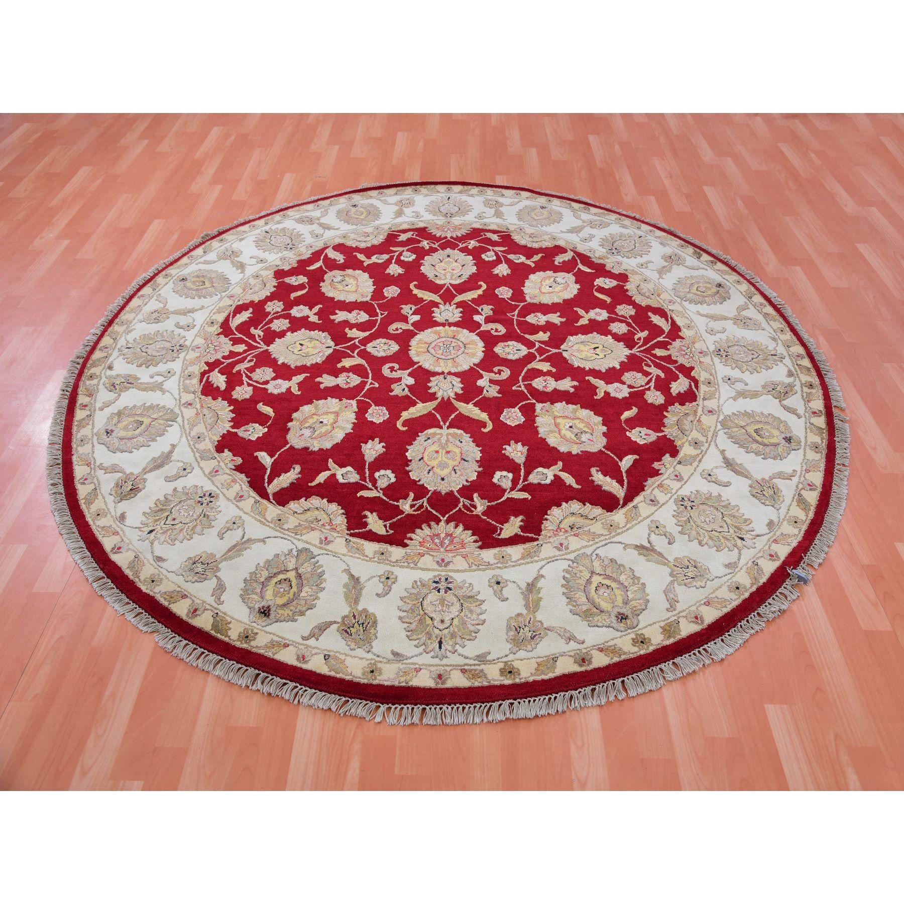 Il s'agit d'un véritable tapis d'Orient en laine et soie, noué à la main, de style Rajasthan Design/One. Il a été noué pendant des mois et des mois selon des techniques de tissage séculaires par des artisans experts.
Matières premières : Laine
Latex