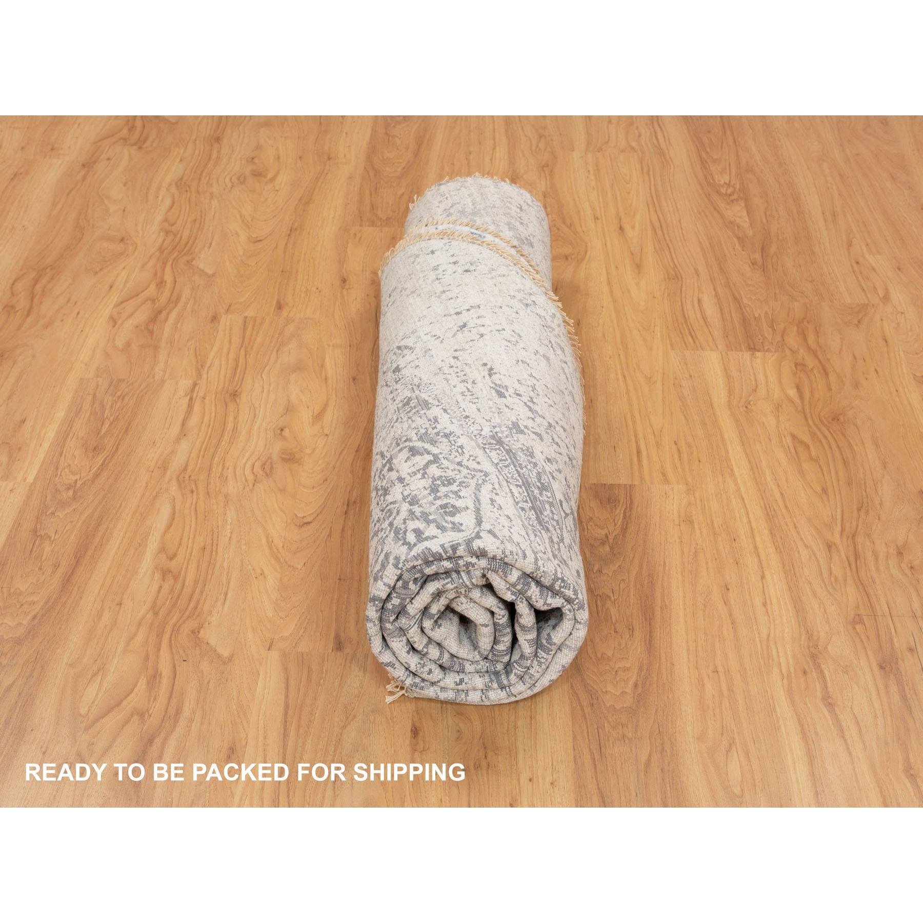8'x8' Round Broken Persian Design Wool and Pure Silk Hand Knotsted Rug (tapis noué à la main) en vente 2