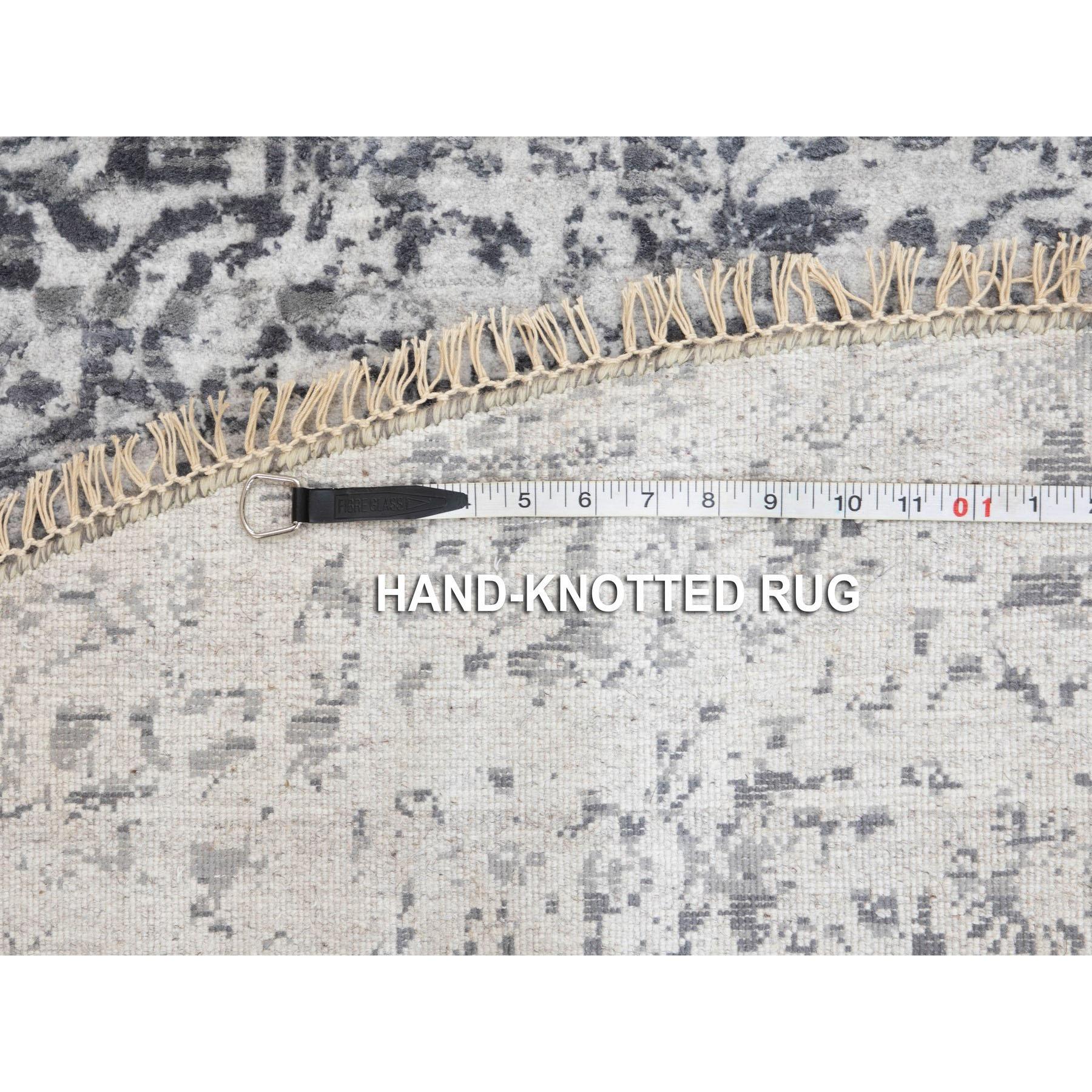 8'x8' Round Broken Persian Design Wool and Pure Silk Hand Knotsted Rug (tapis noué à la main) en vente 4