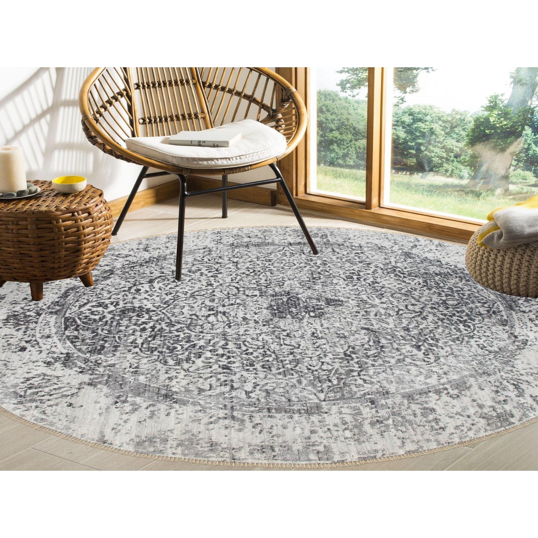 Il s'agit d'un tapis authentique, unique en son genre, en laine et soie pure nouée à la main, au design persan. Il a été noué pendant des mois et des mois selon les techniques séculaires du tissage persan par des artisans experts.
Matières premières