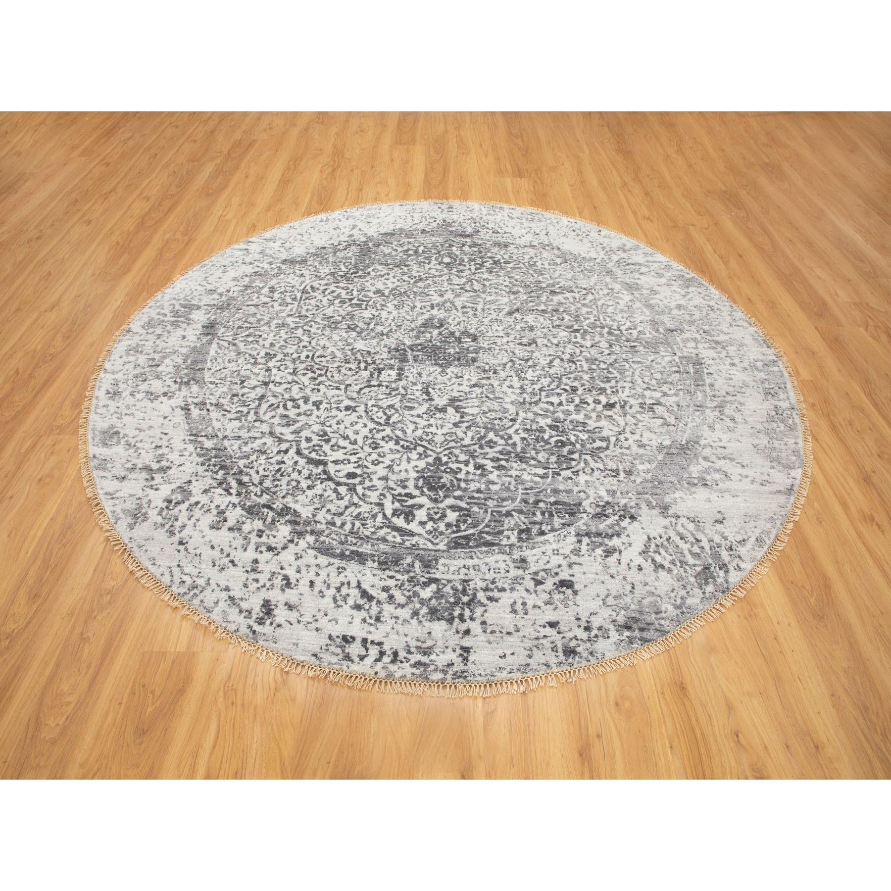 Médiéval 8'x8' Round Broken Persian Design Wool and Pure Silk Hand Knotsted Rug (tapis noué à la main) en vente
