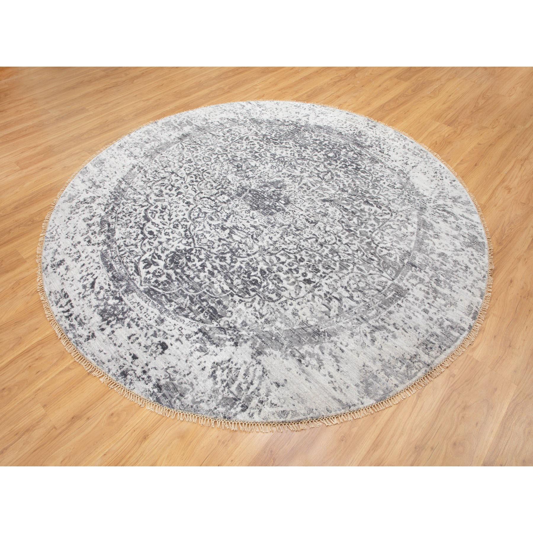 Indien 8'x8' Round Broken Persian Design Wool and Pure Silk Hand Knotsted Rug (tapis noué à la main) en vente