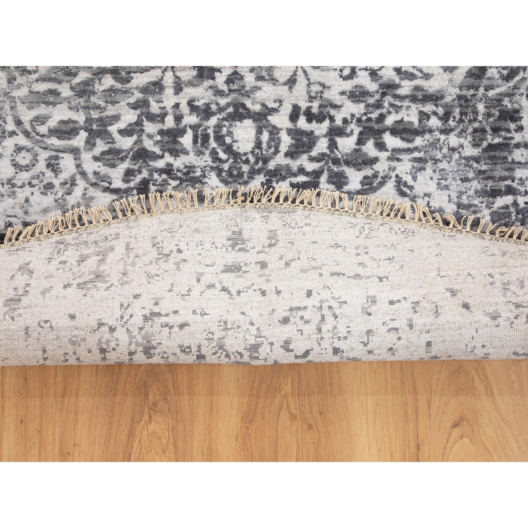 Noué à la main 8'x8' Round Broken Persian Design Wool and Pure Silk Hand Knotsted Rug (tapis noué à la main) en vente