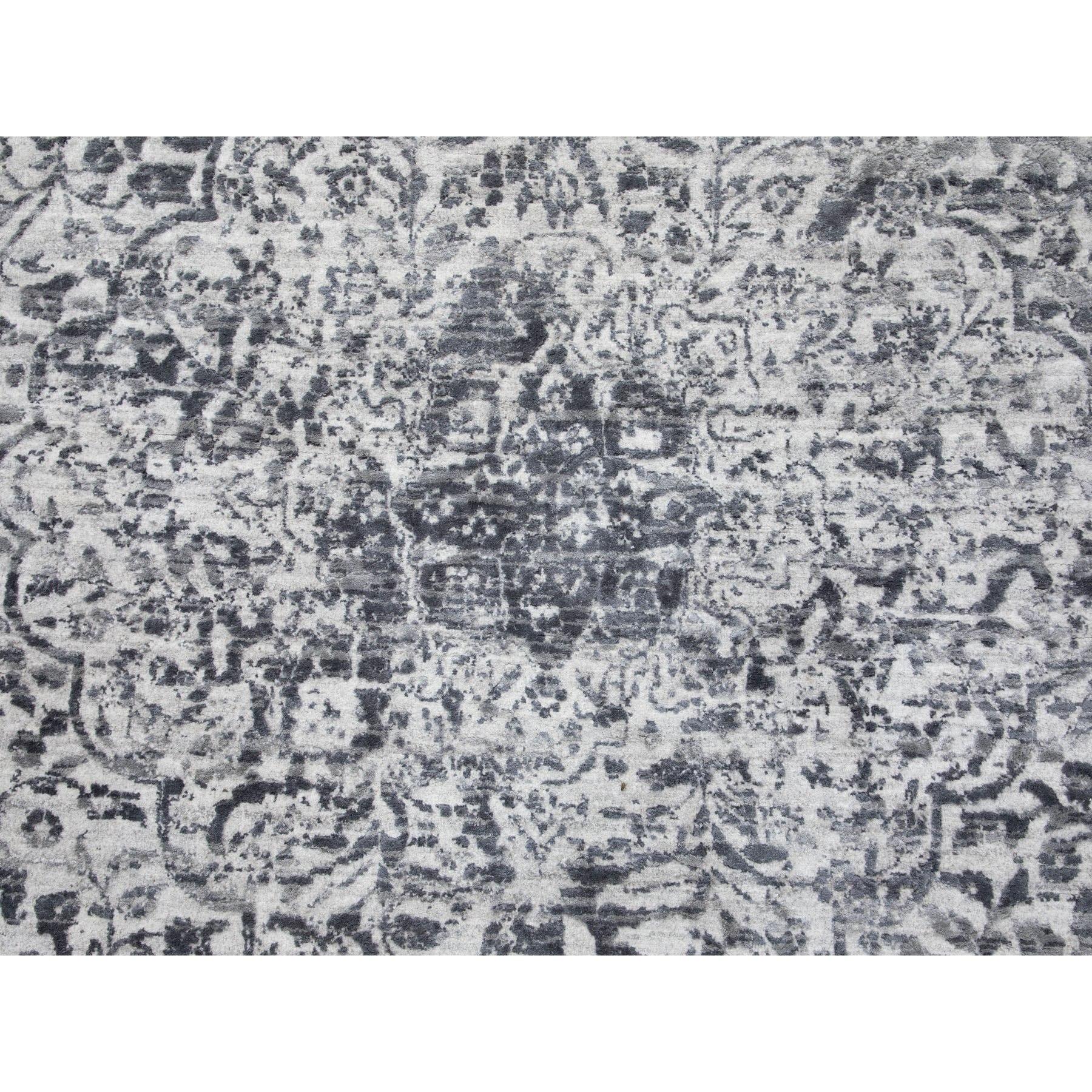 8'x8' Round Broken Persian Design Wool and Pure Silk Hand Knotsted Rug (tapis noué à la main) en vente 1