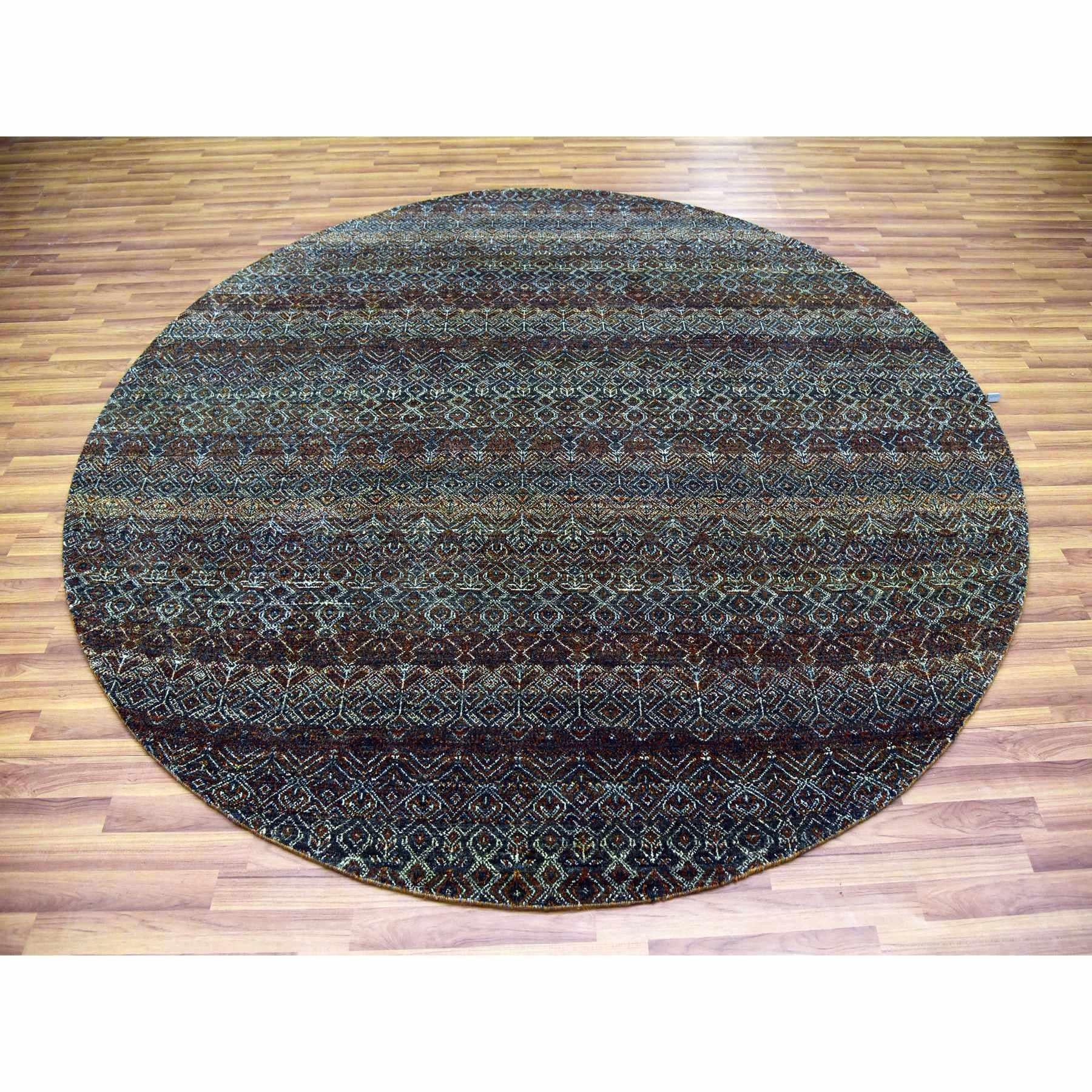 Rostbraun, 100% Plüsch Wolle, Handgeknüpft, Kohinoor Herat Kleines Geometrisches Wiederholendes Design, Runder Orientteppich
Primäre MATERIALIEN: Wolle
Latex: Kein Flor 
Höhe: 0,25 Zoll
Stil: Transitional
Grundfarbe: Braun
Sekundäre Farben: Grau,