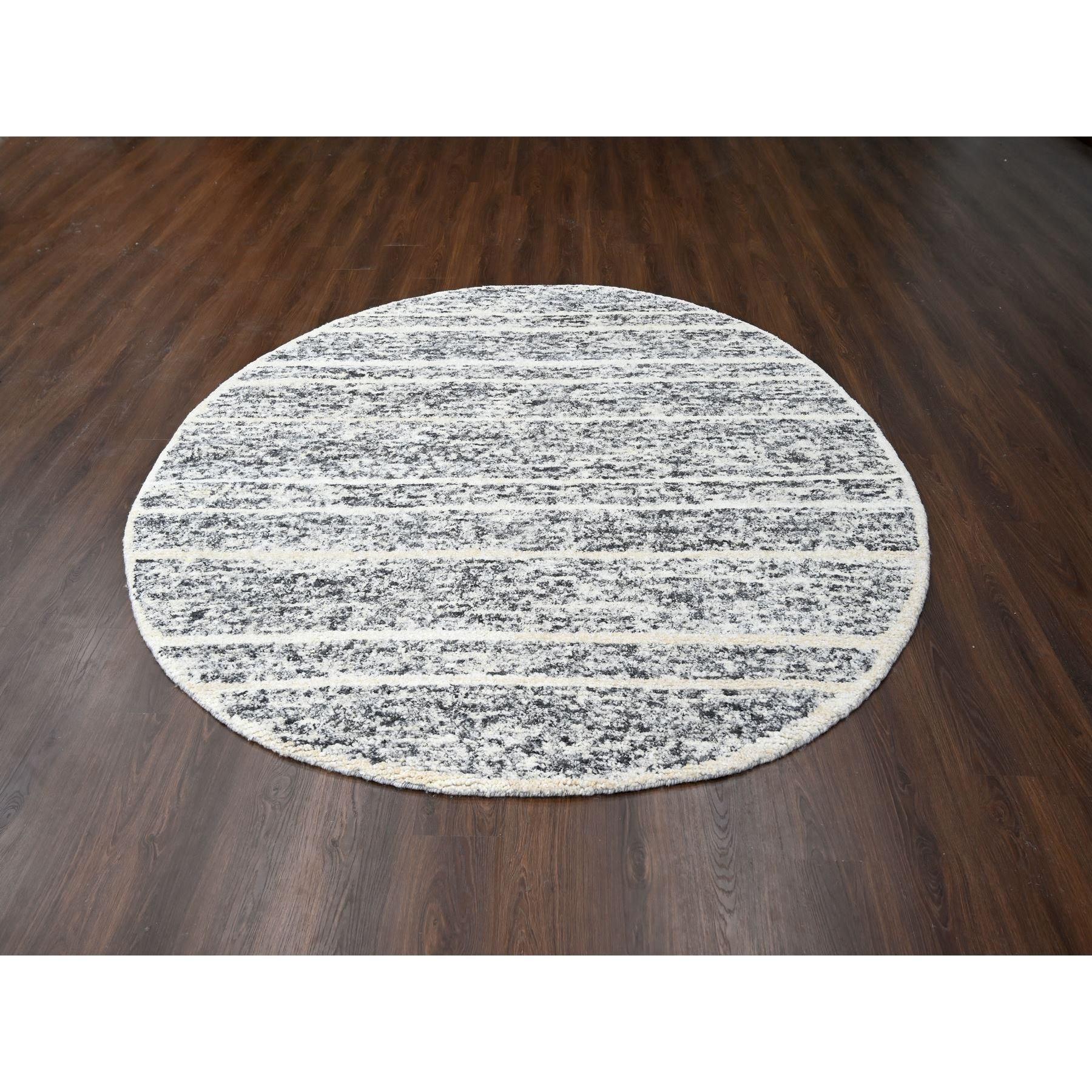 Salt and Pepper, Modern Striae Design Thick and Plush, Organic Undyed Wool Hand Knotted, Round Oriental Rug (tapis oriental rond en laine non teinte biologique nouée à la main)
Matières premières : Laine
Latex : Pas de poils 
hauteur : 0,25