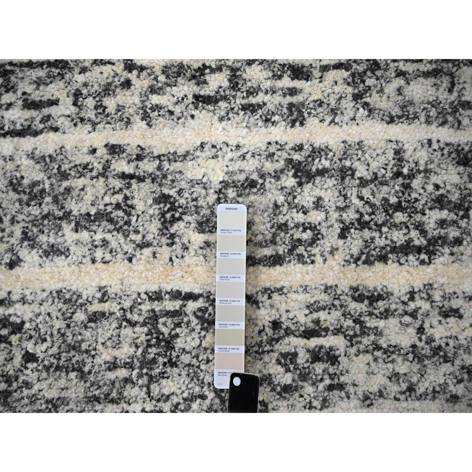 Indien Tapis rond en laine nouée à la main 8'x8' Salt and Pepper Modern Striae Design en vente