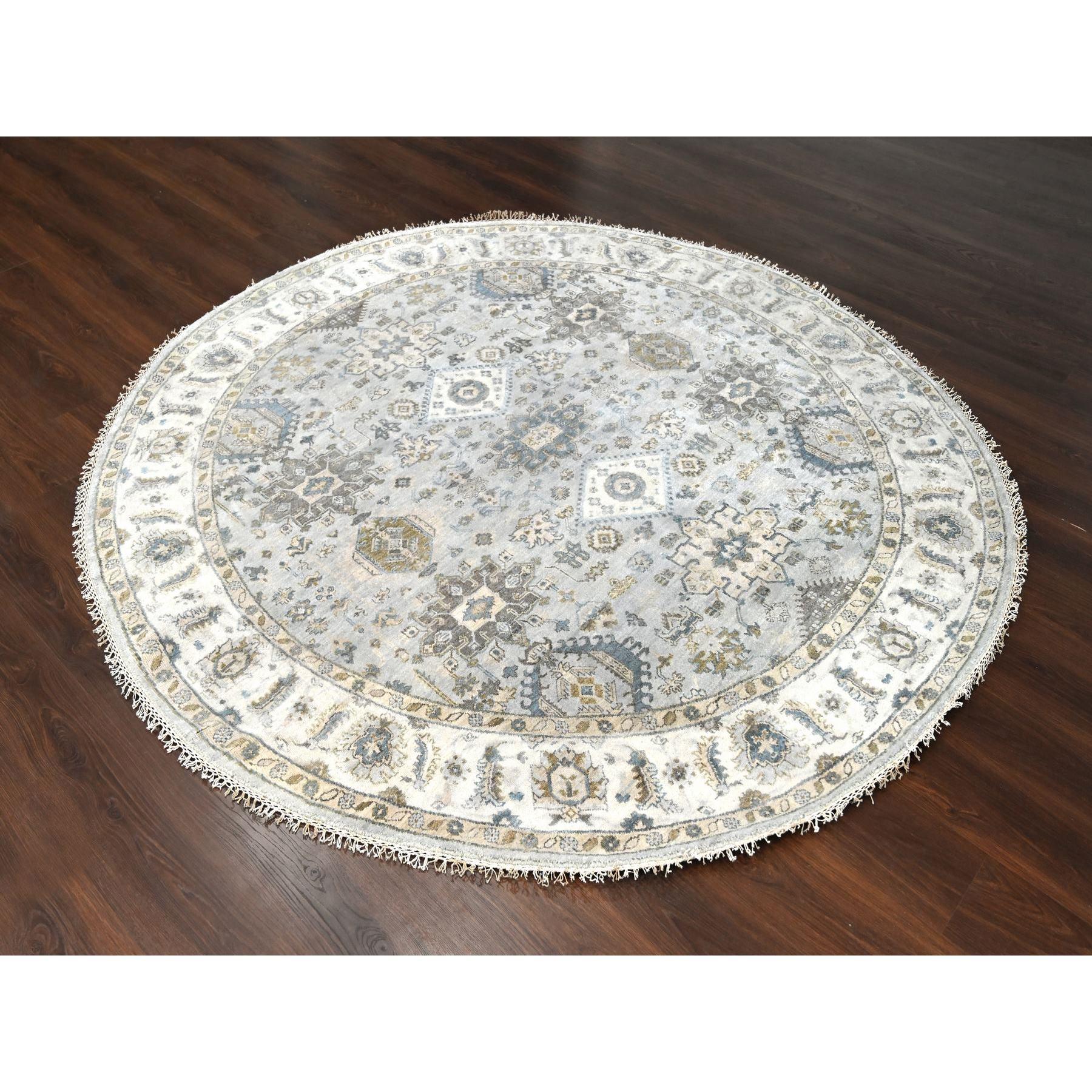 Dies ist eine wirklich echte one-of-a-kind Hand geknüpft Karajeh Design mit geometrischen Medaillon, extra weiche Wolle, Orientteppich. Es wurde monatelang in jahrhundertealten Webtechniken von erfahrenen Kunsthandwerkern geknüpft.
Primäre