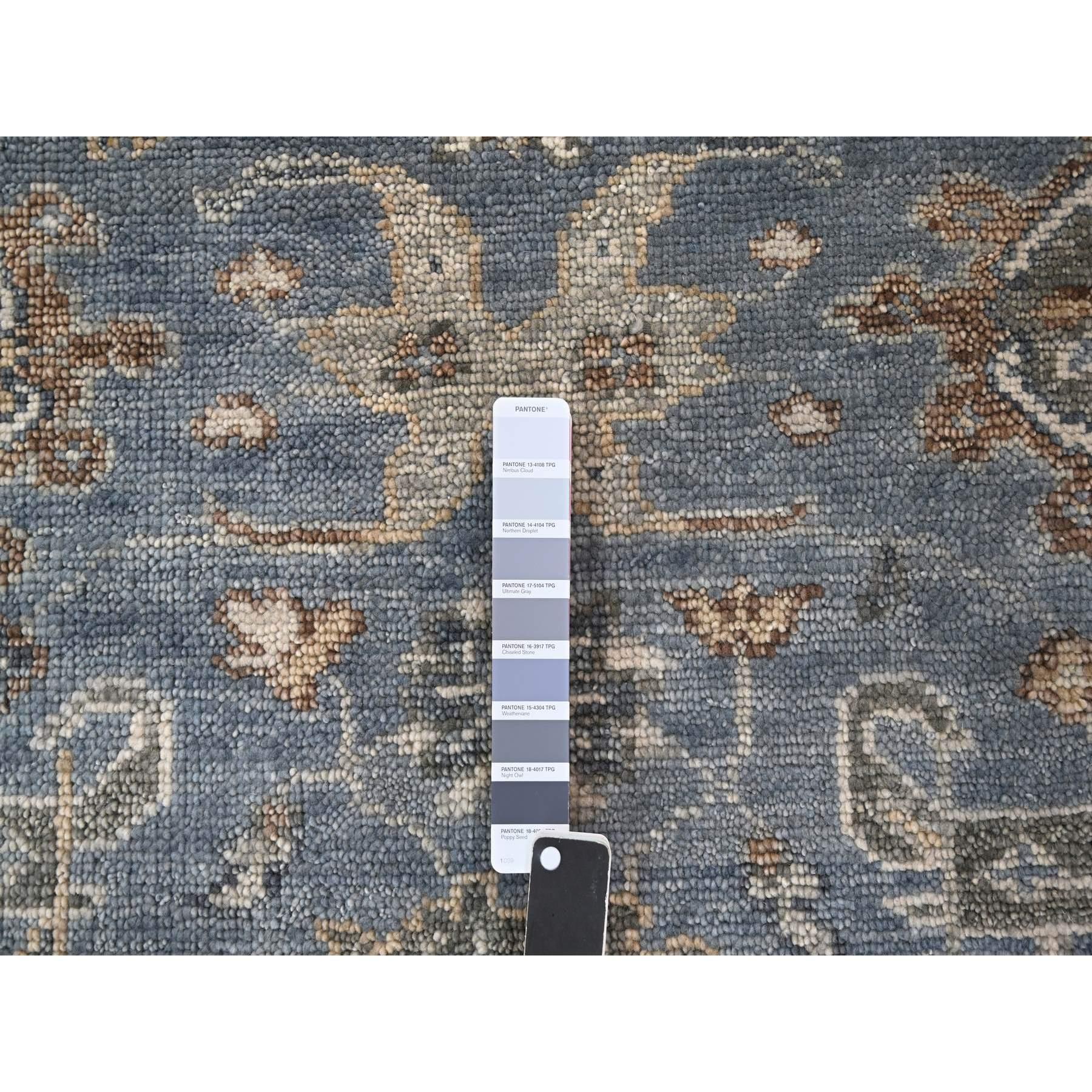 8'x8' Silberblauer, handgeknüpfter, runder Teppich aus natürlicher Wolle im Oushak-Design (Handgeknüpft) im Angebot