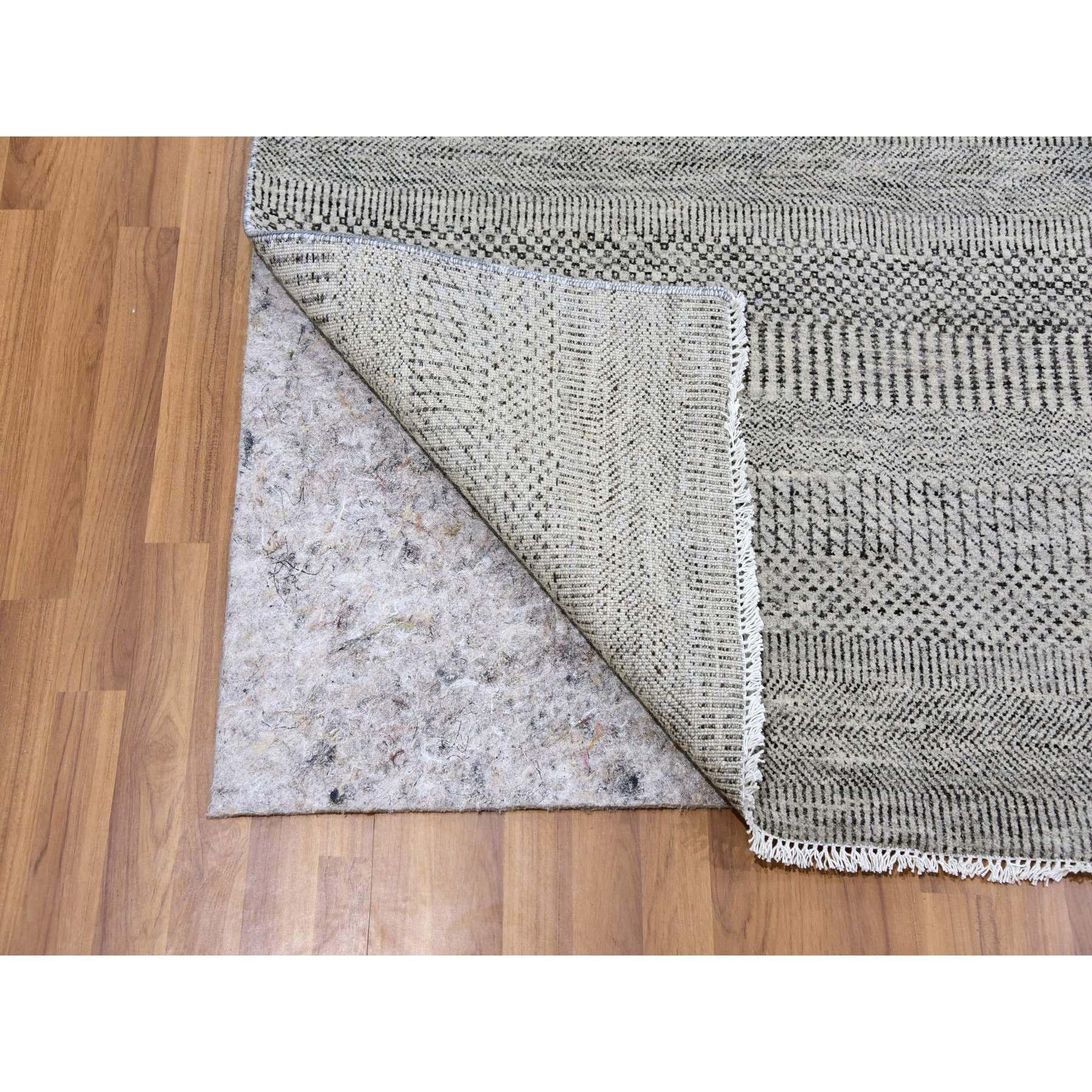 Indian 8'x8' Silver Gray Grass Design Undyed 100% Wool Hand Knotted Square Rug For Sale