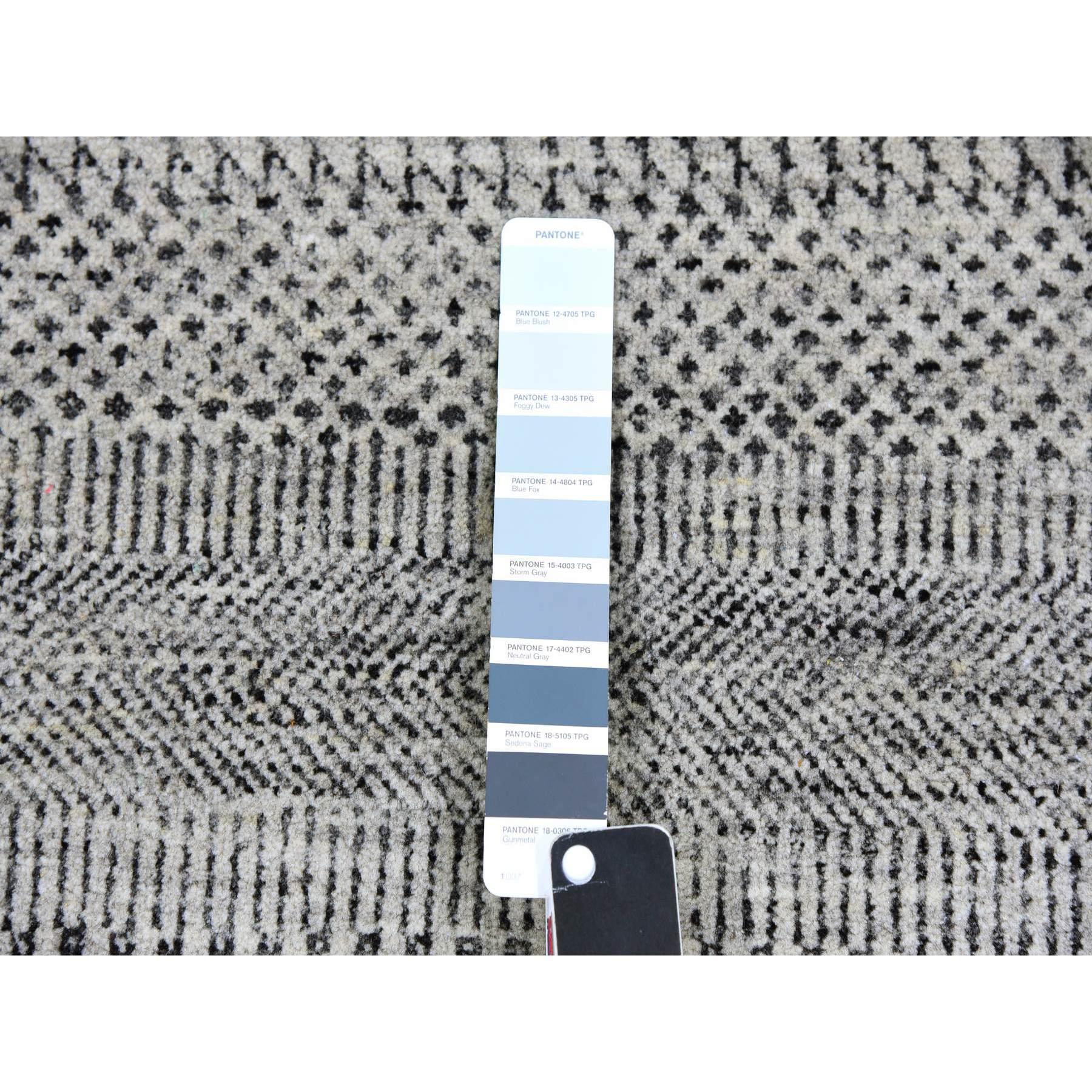Contemporary 8'x8' Silver Gray Grass Design Undyed 100% Wool Hand Knotted Square Rug For Sale