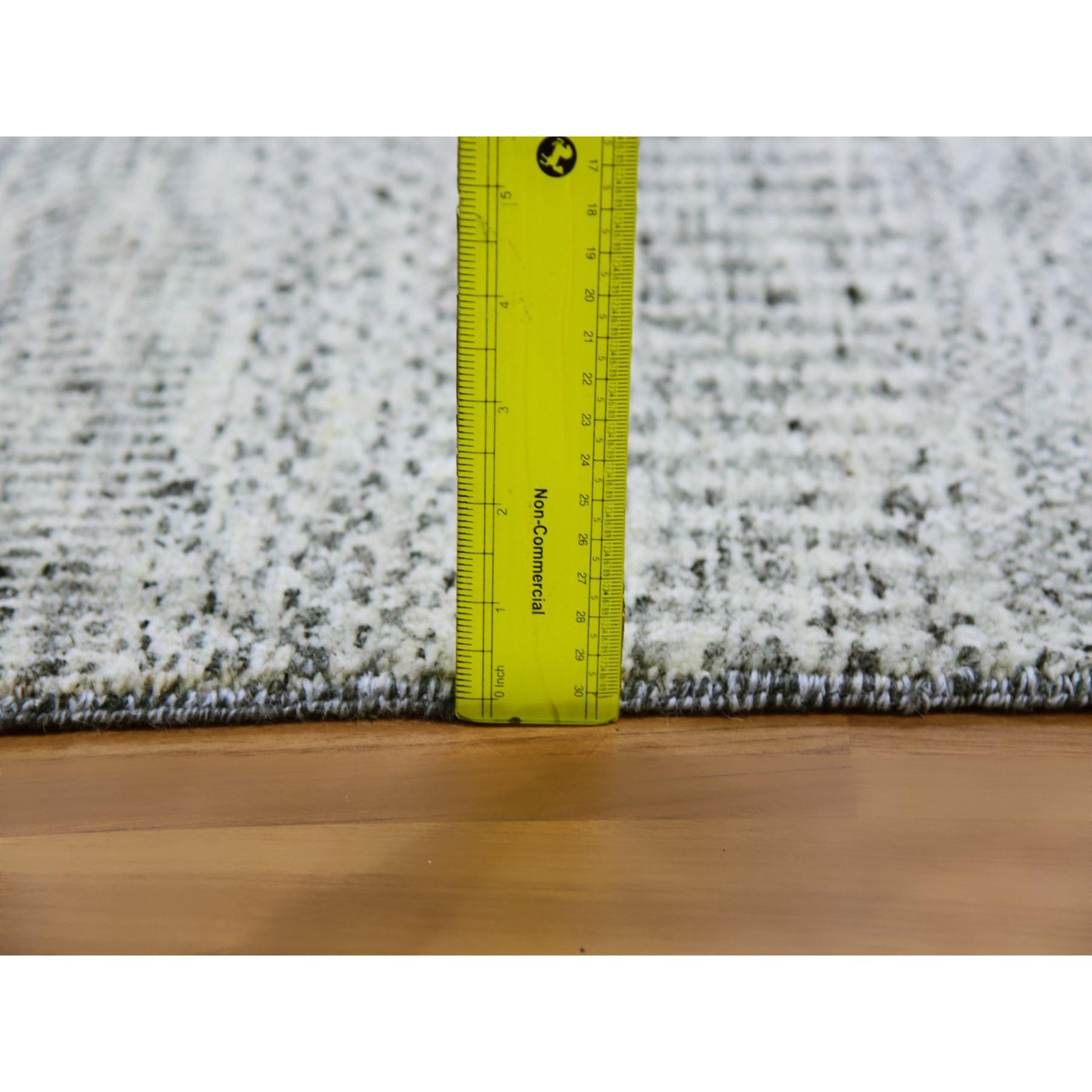 8'x8' Silver Gray Undyed Wool Grass Design Tappeto Orientale Quadrato Annodato a Mano in vendita 2