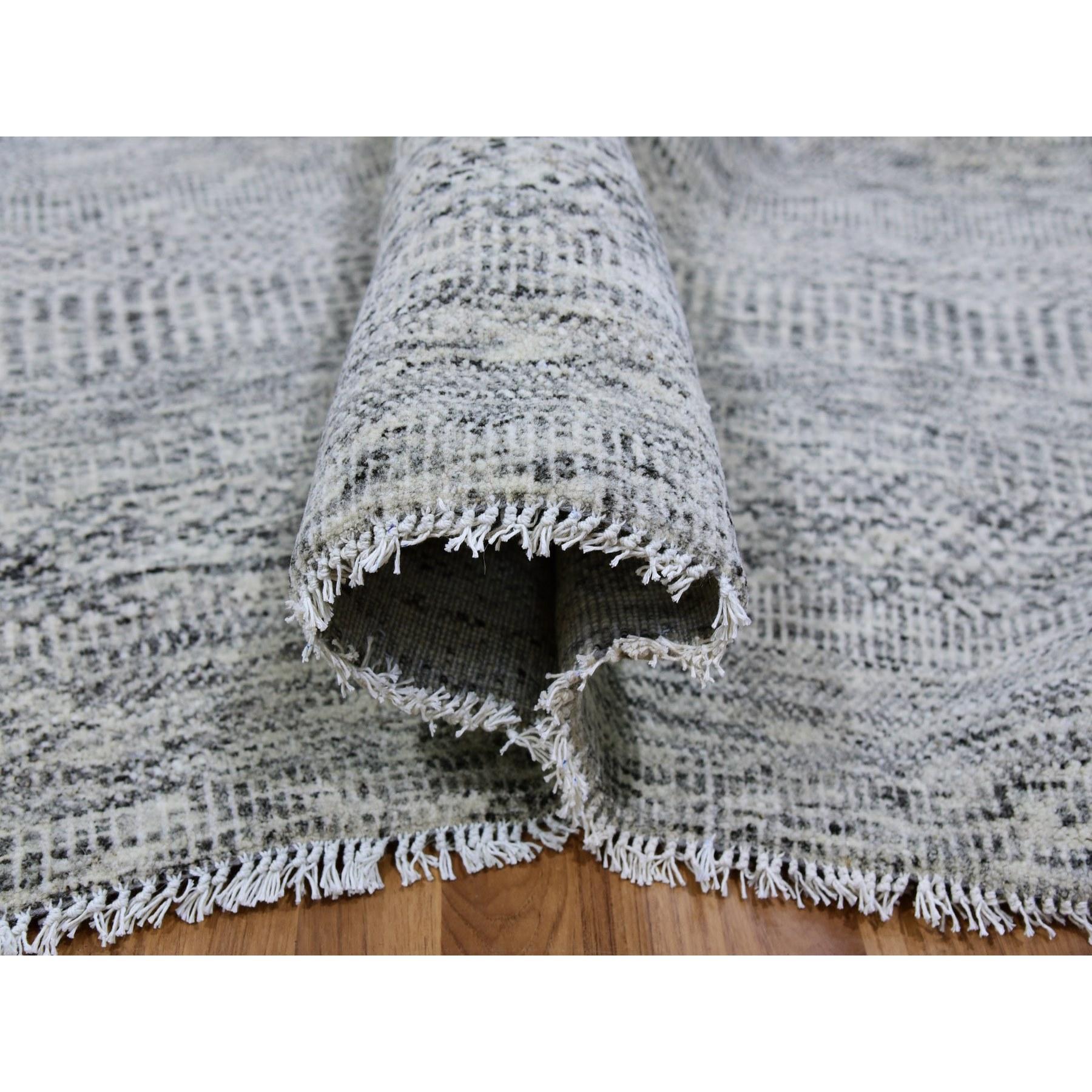 Annodato a mano 8'x8' Silver Gray Undyed Wool Grass Design Tappeto Orientale Quadrato Annodato a Mano in vendita