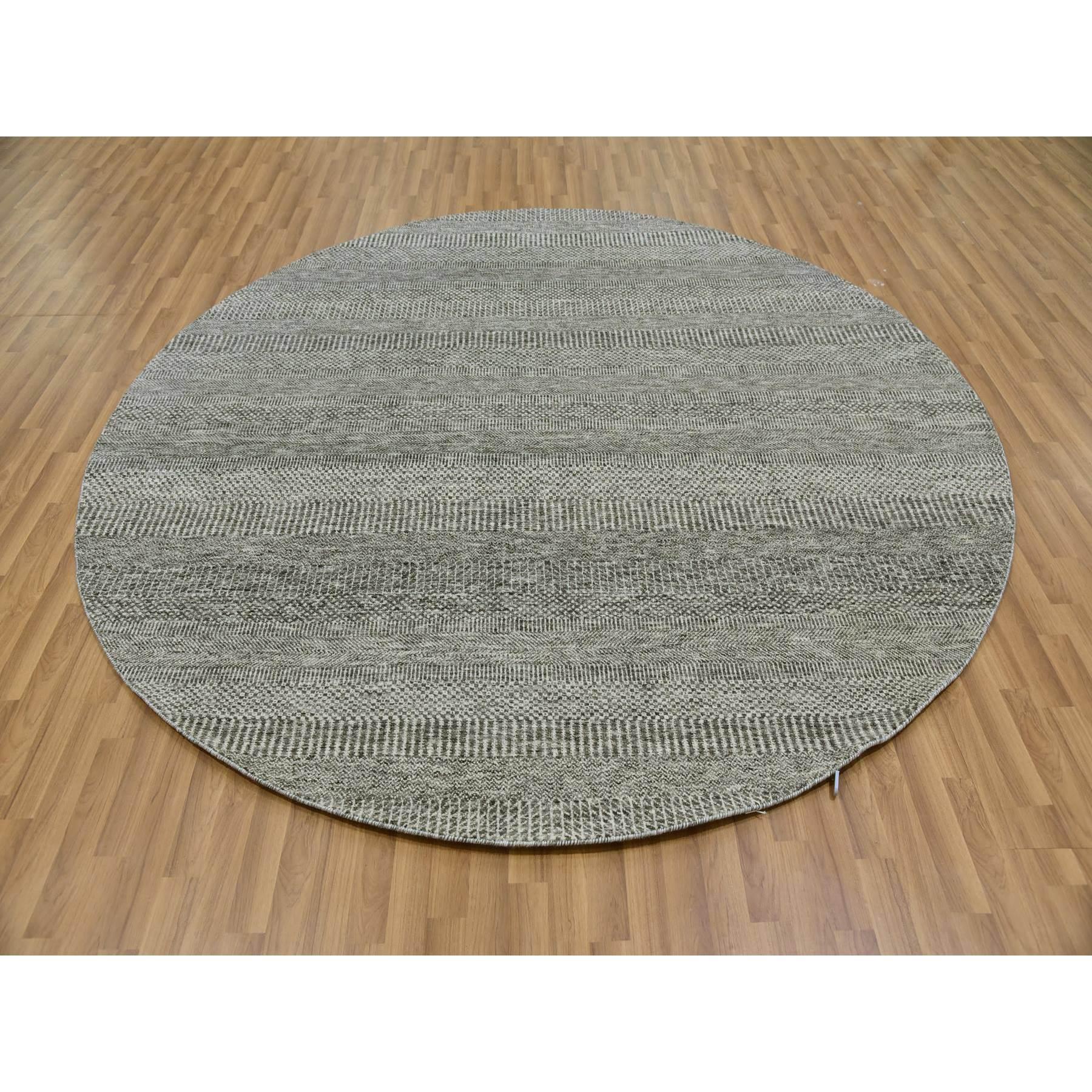 Dies ist eine wirklich echte one-of-a-kind Undyed 100% Wolle, Ton in Ton, Modern Grass Design, handgeknüpft, Orientteppich. Es wurde monatelang in jahrhundertealten Webtechniken von Kunsthandwerkern geknüpft.
Primäre MATERIALIEN: Wolle
Latex: Kein