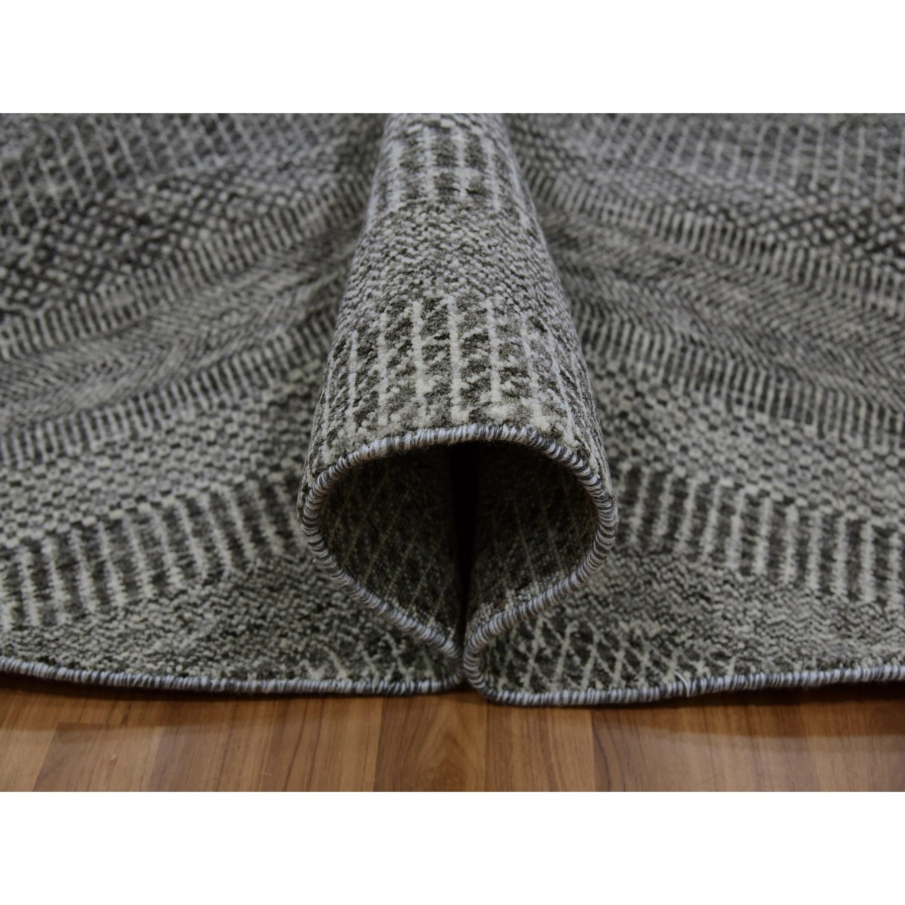 8'x8' Solide Grau Hand geknüpft Undyed 100% Wolle Modern Grass Design Runde Teppich (Handgeknüpft) im Angebot