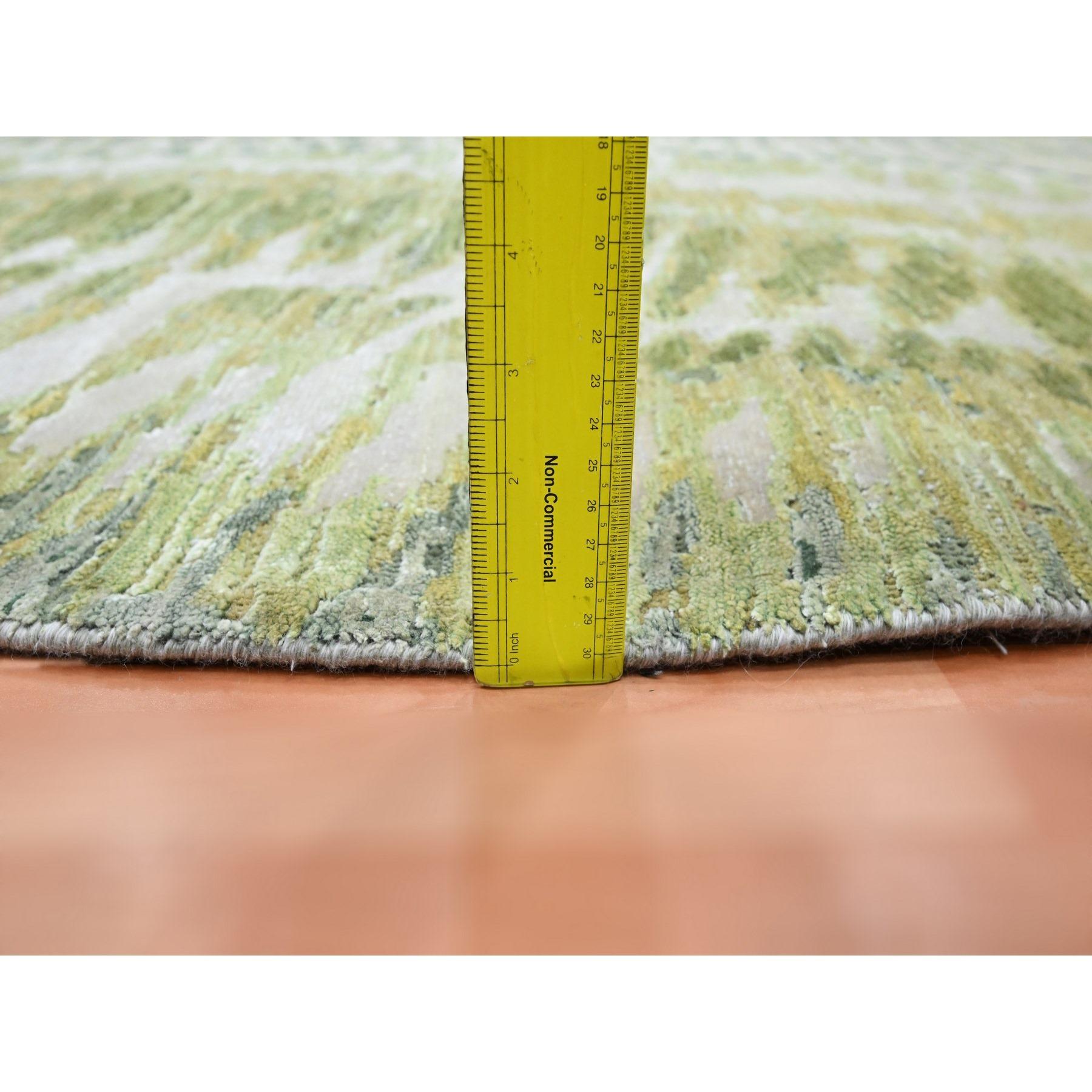 8'x8' Swamp Green, Crocodile Safari Design, Pure Silk Hand Knotted Round Rug (tapis rond en soie pure noué à la main) en vente 2