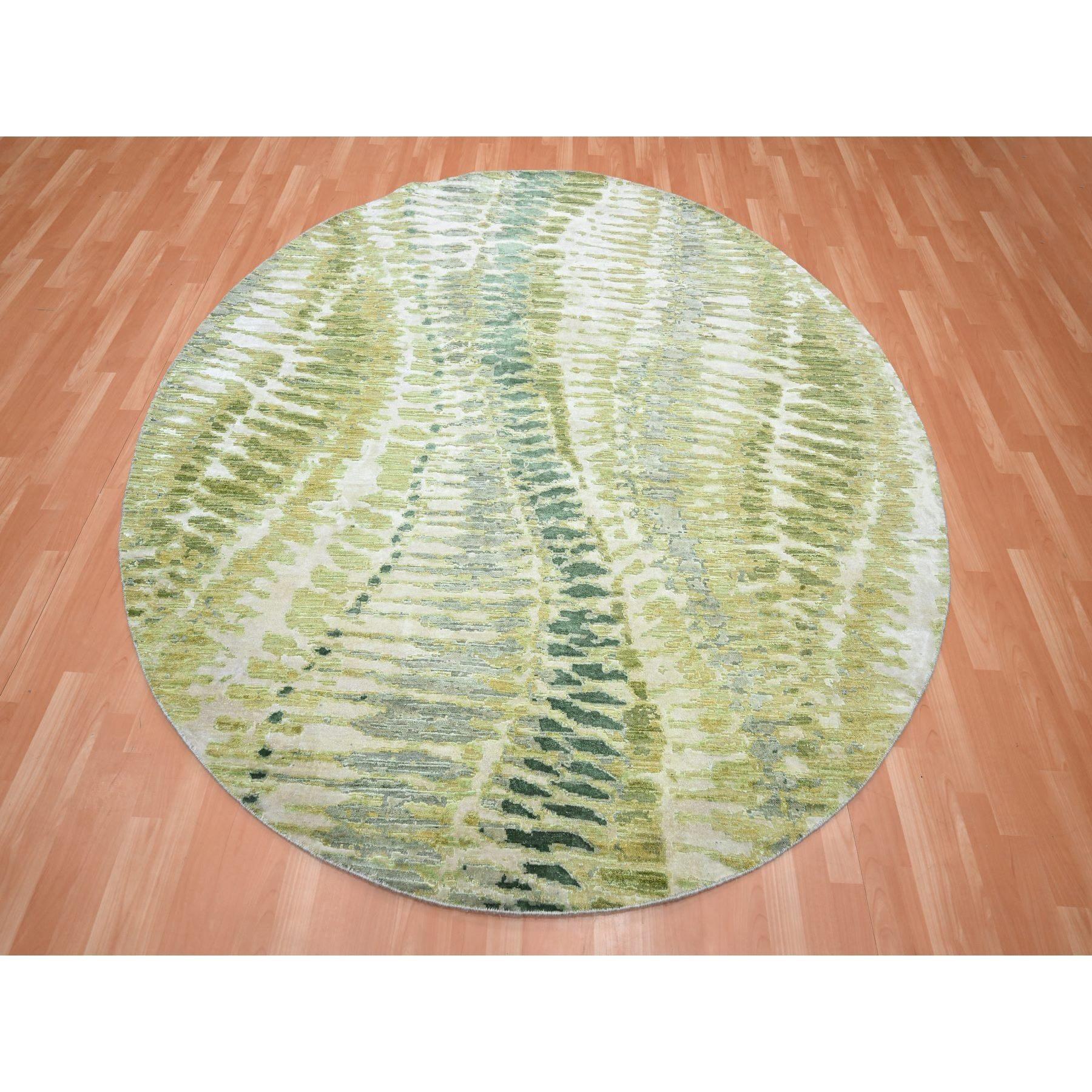 Swamp Green, Crocodile Safari Design, 100% soie, luxuriant et moelleux, noué à la main, rond, tapis oriental
Matières premières : Soie
Latex : Pas de poils 
hauteur : 0,25 pouces
Style : Contemporain
Couleur primaire : vert
Couleurs secondaires :