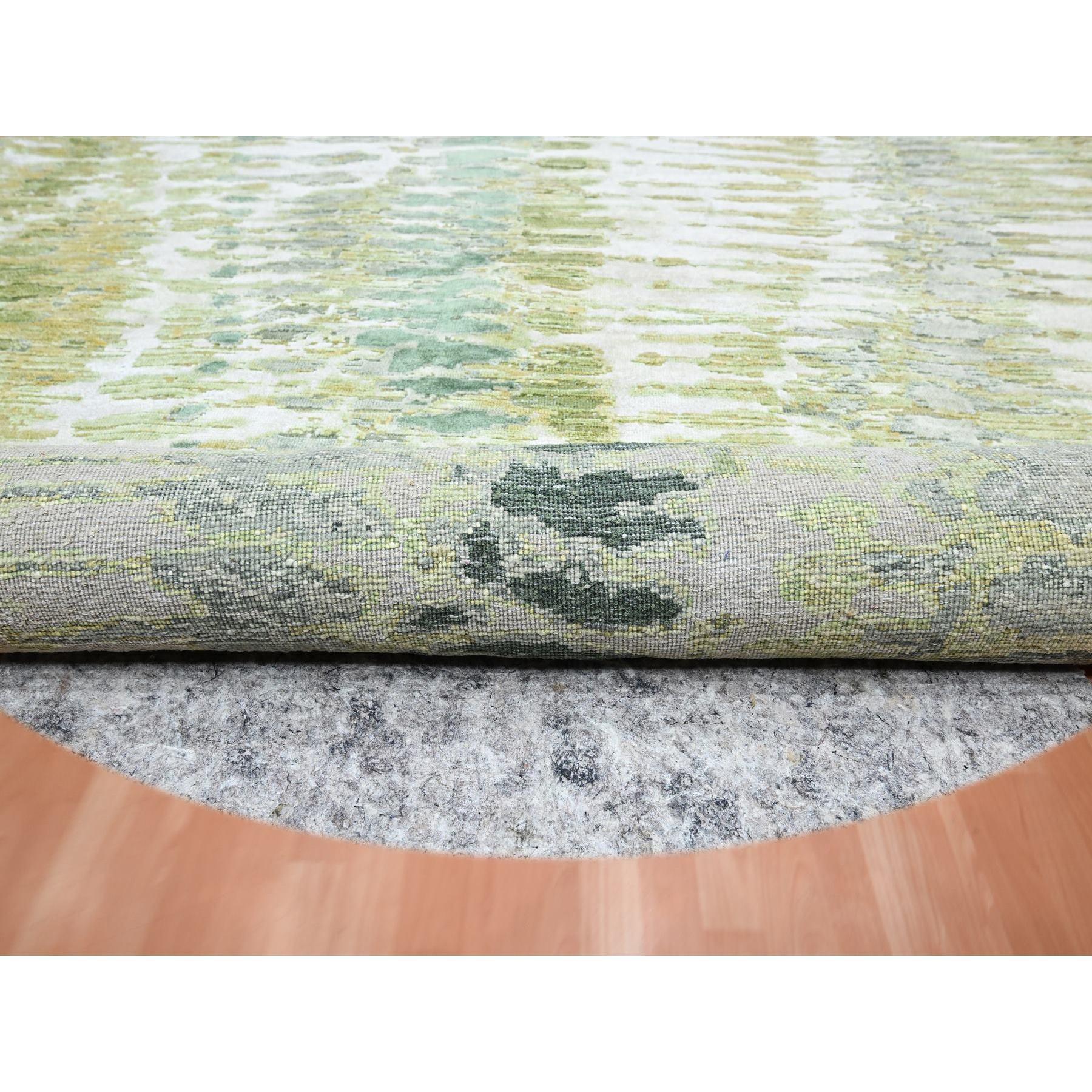 Indien 8'x8' Swamp Green, Crocodile Safari Design, Pure Silk Hand Knotted Round Rug (tapis rond en soie pure noué à la main) en vente