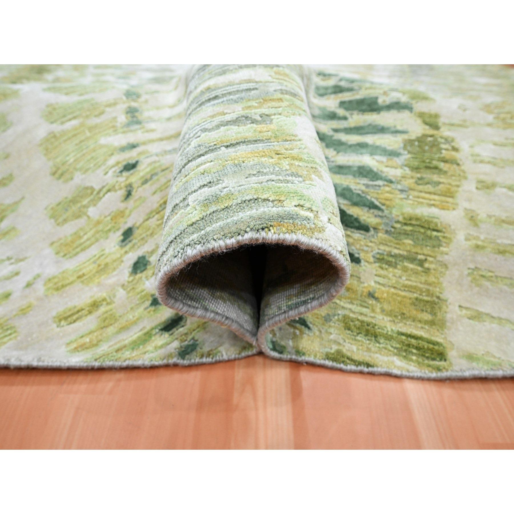 Noué à la main 8'x8' Swamp Green, Crocodile Safari Design, Pure Silk Hand Knotted Round Rug (tapis rond en soie pure noué à la main) en vente